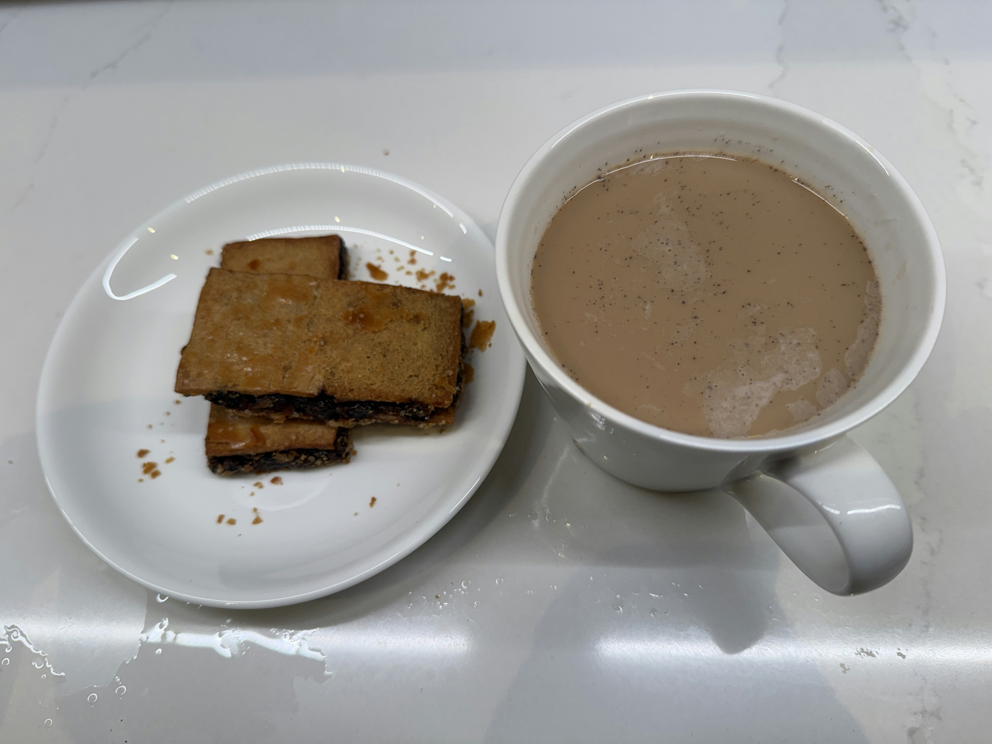 Una taza de chocolate caliente con galletas