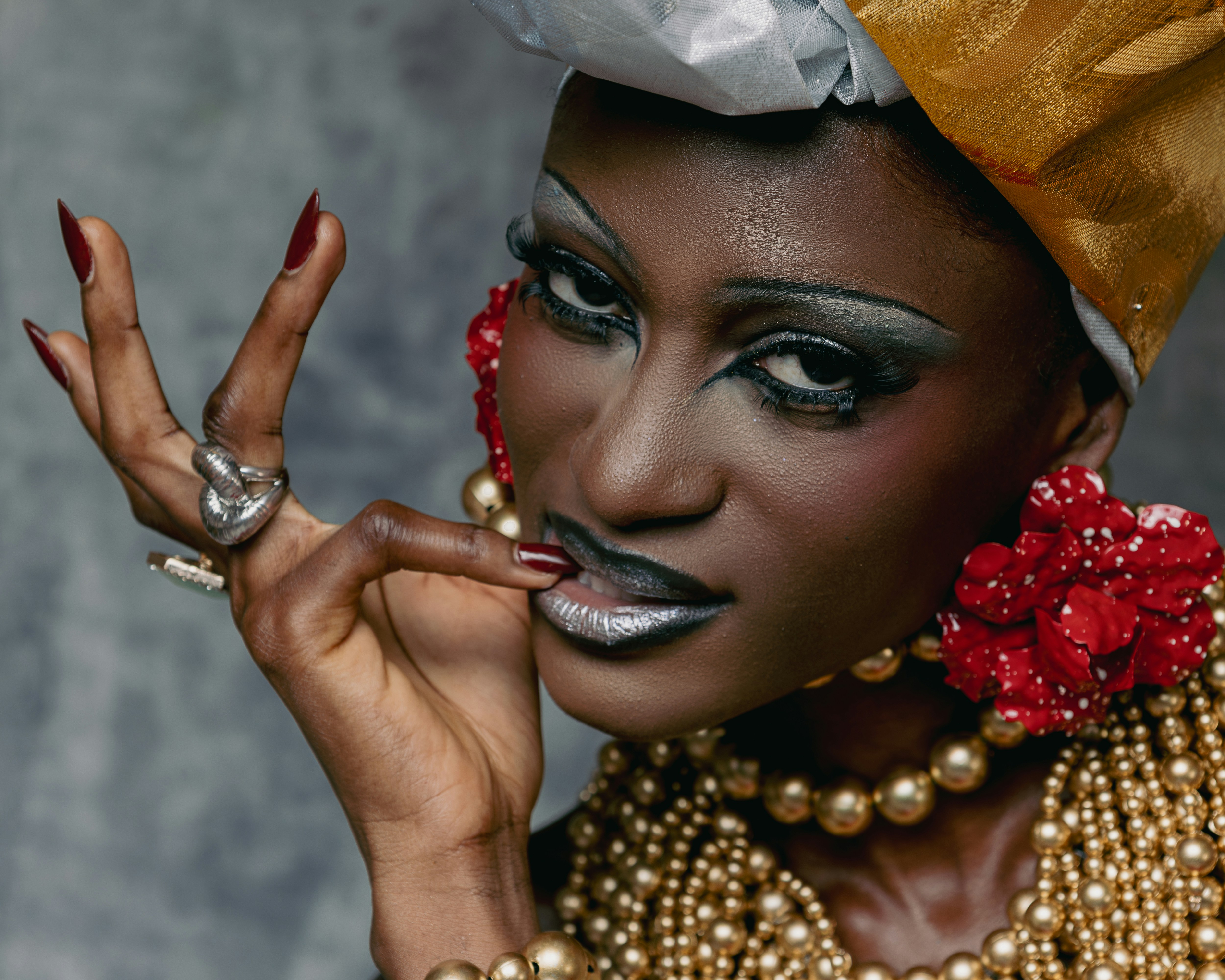 ドラマチックなメイクとジュエリーを身に着けた女性