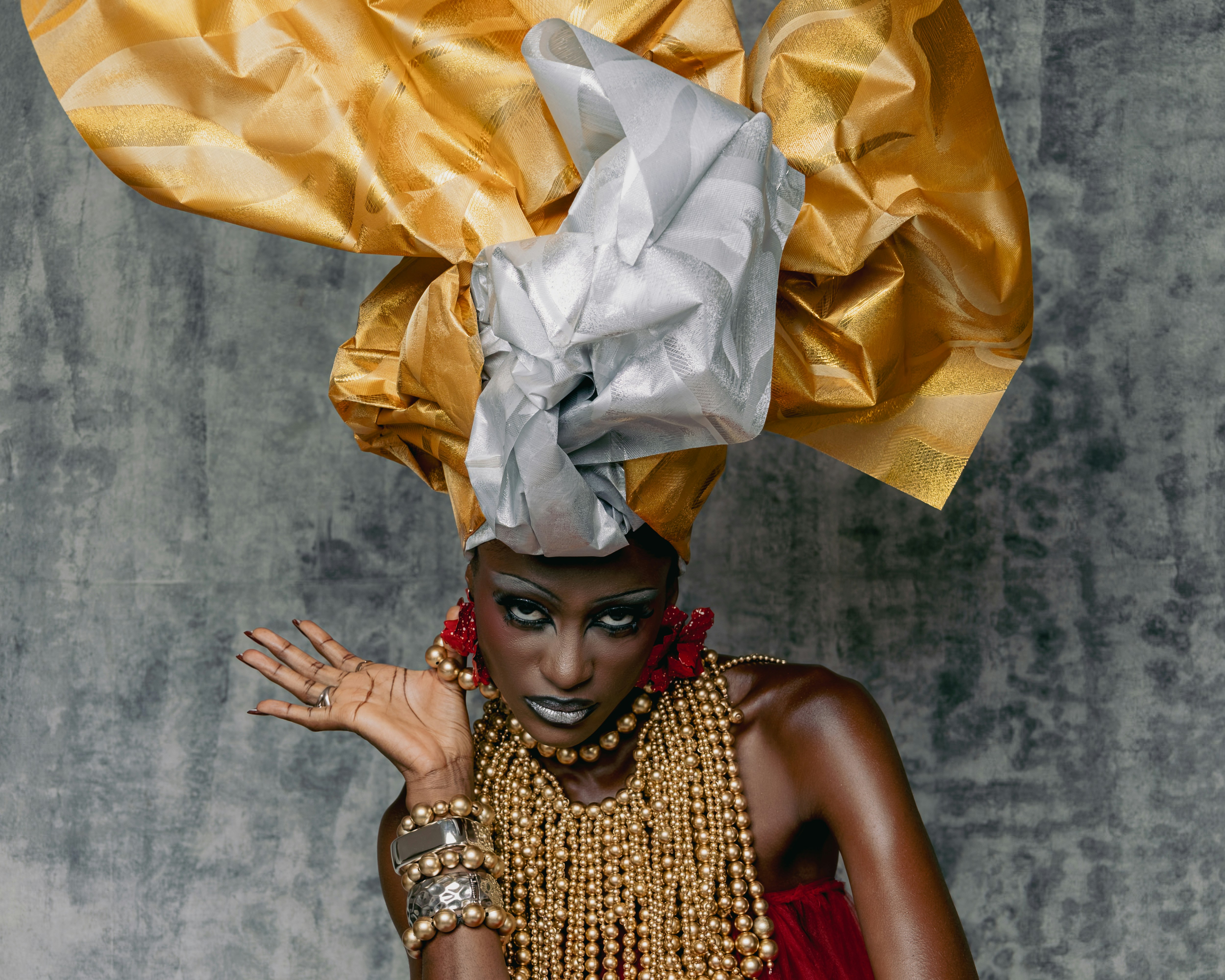 凝ったヘッドラップと宝飾品を身に着けた女性