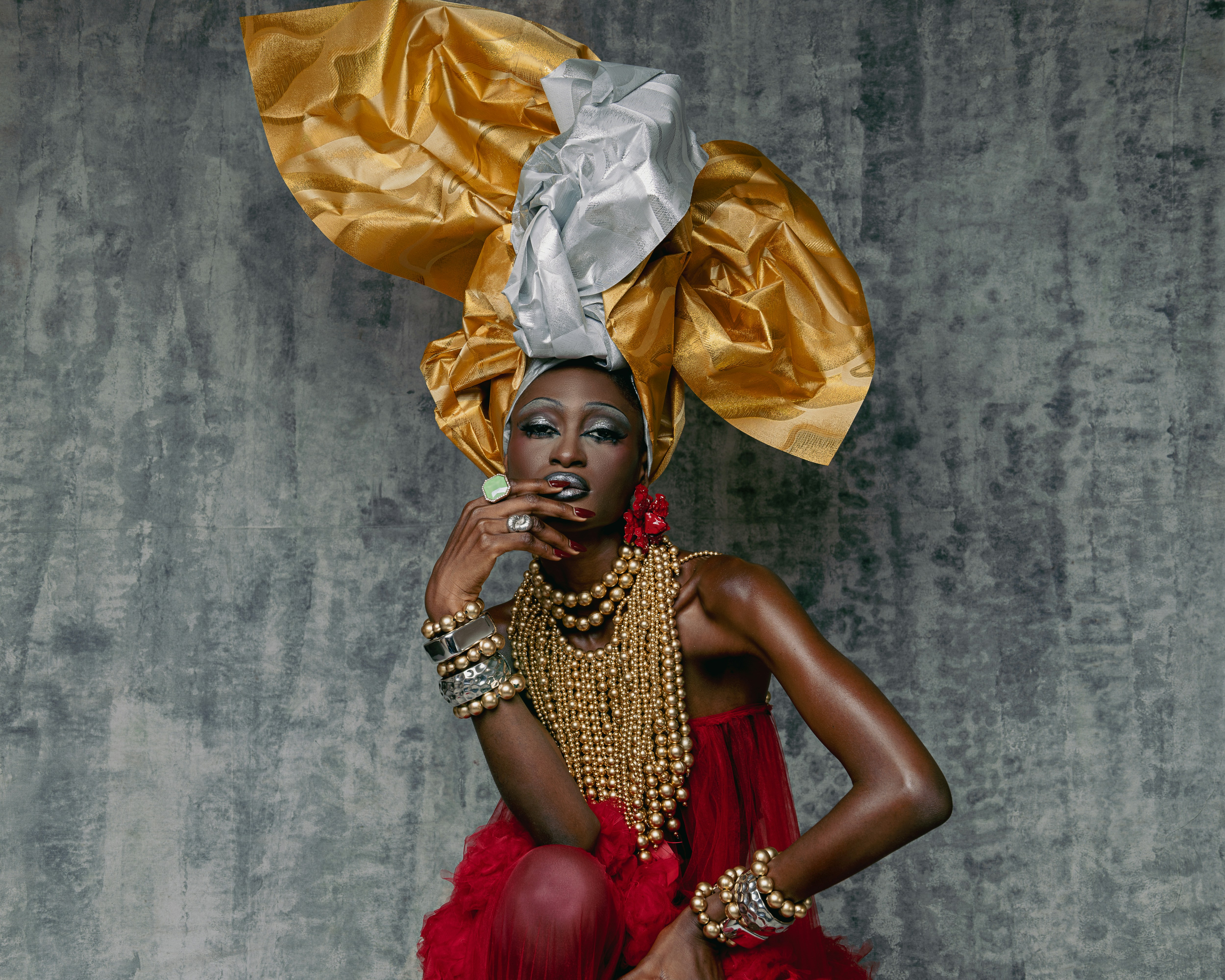 凝ったヘッドラップと宝飾品を身に着けた女性