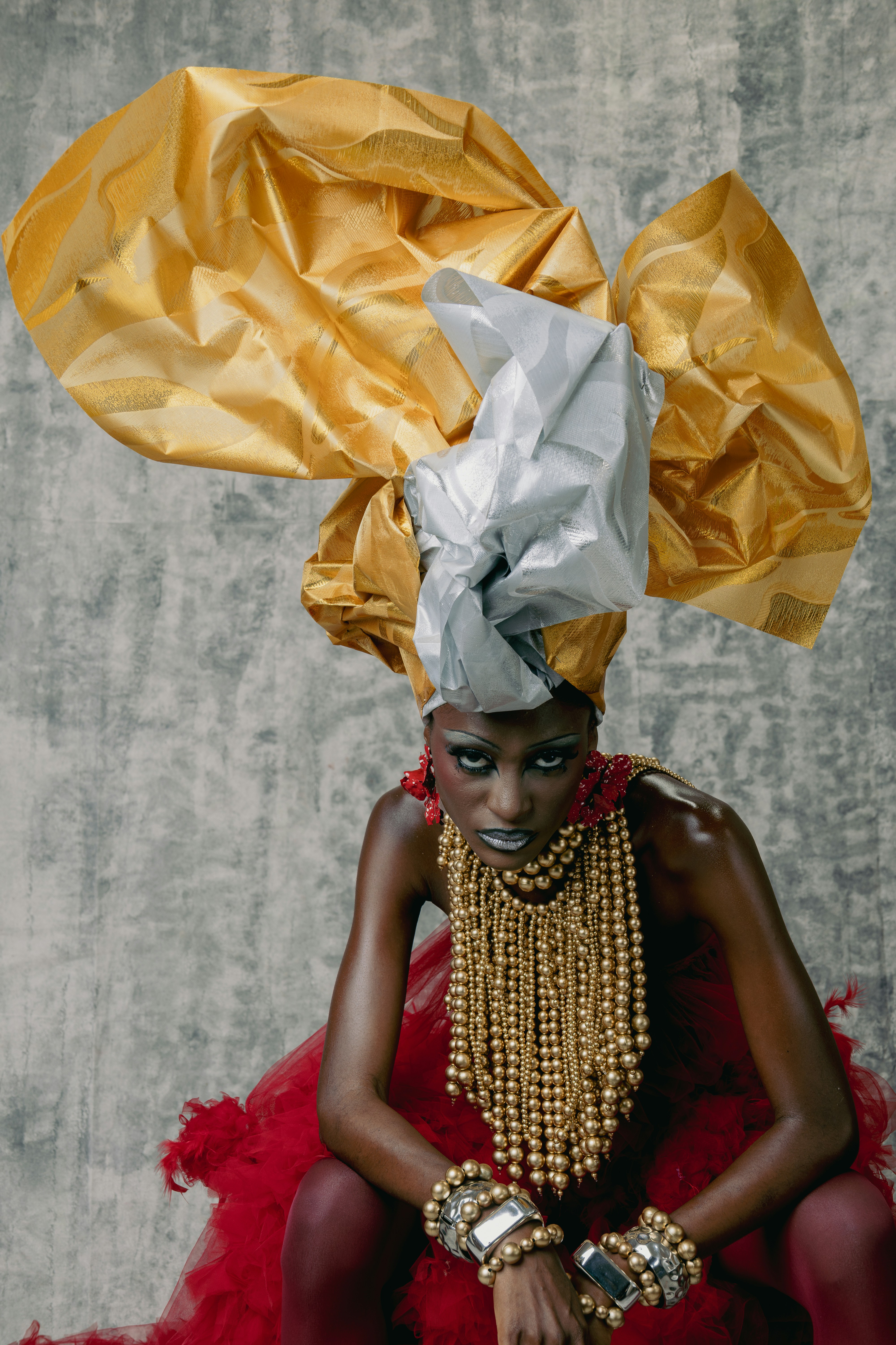 精巧な金銀の頭飾りと宝飾品を身に着けた女性