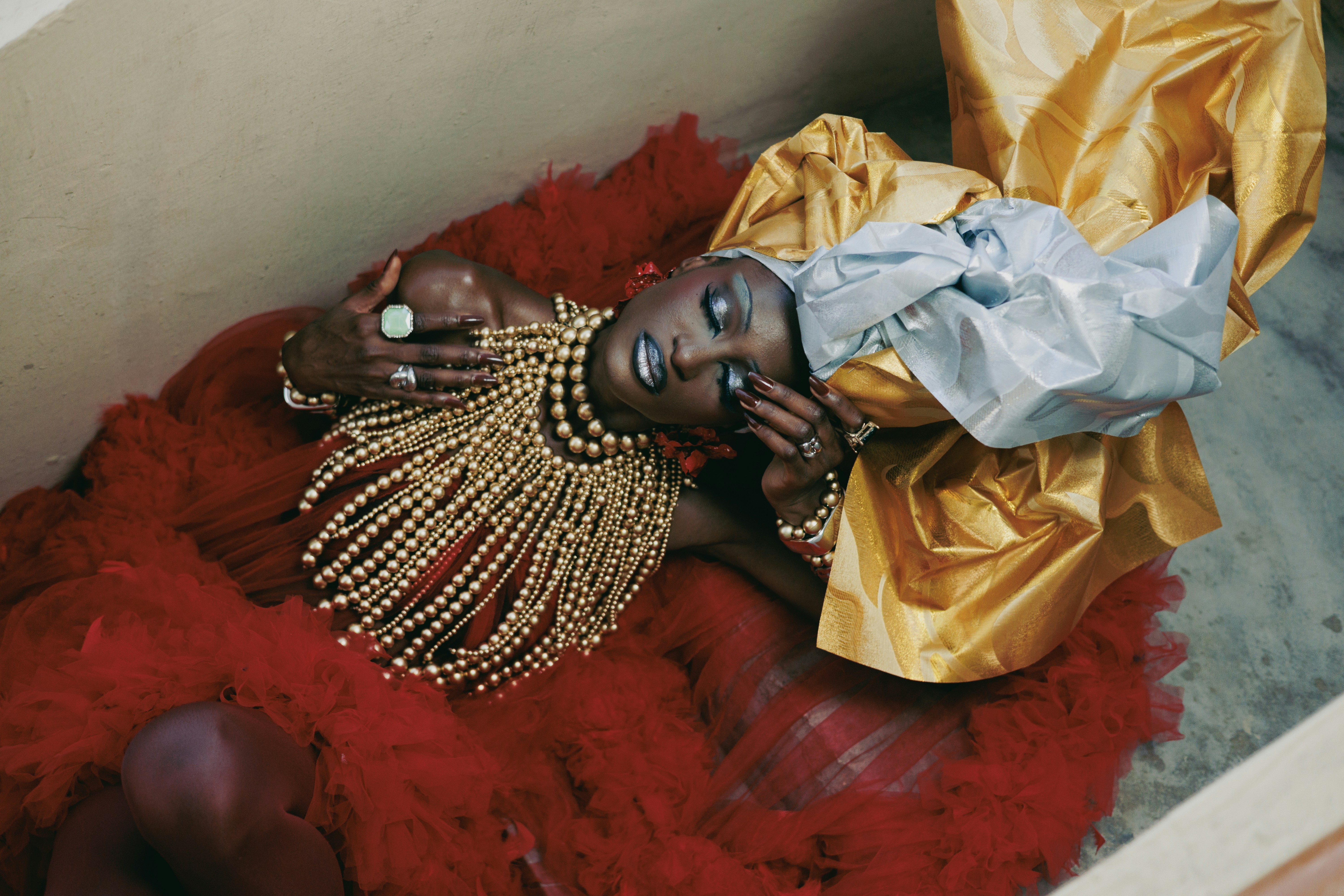 精巧な赤いドレスと真珠の女性