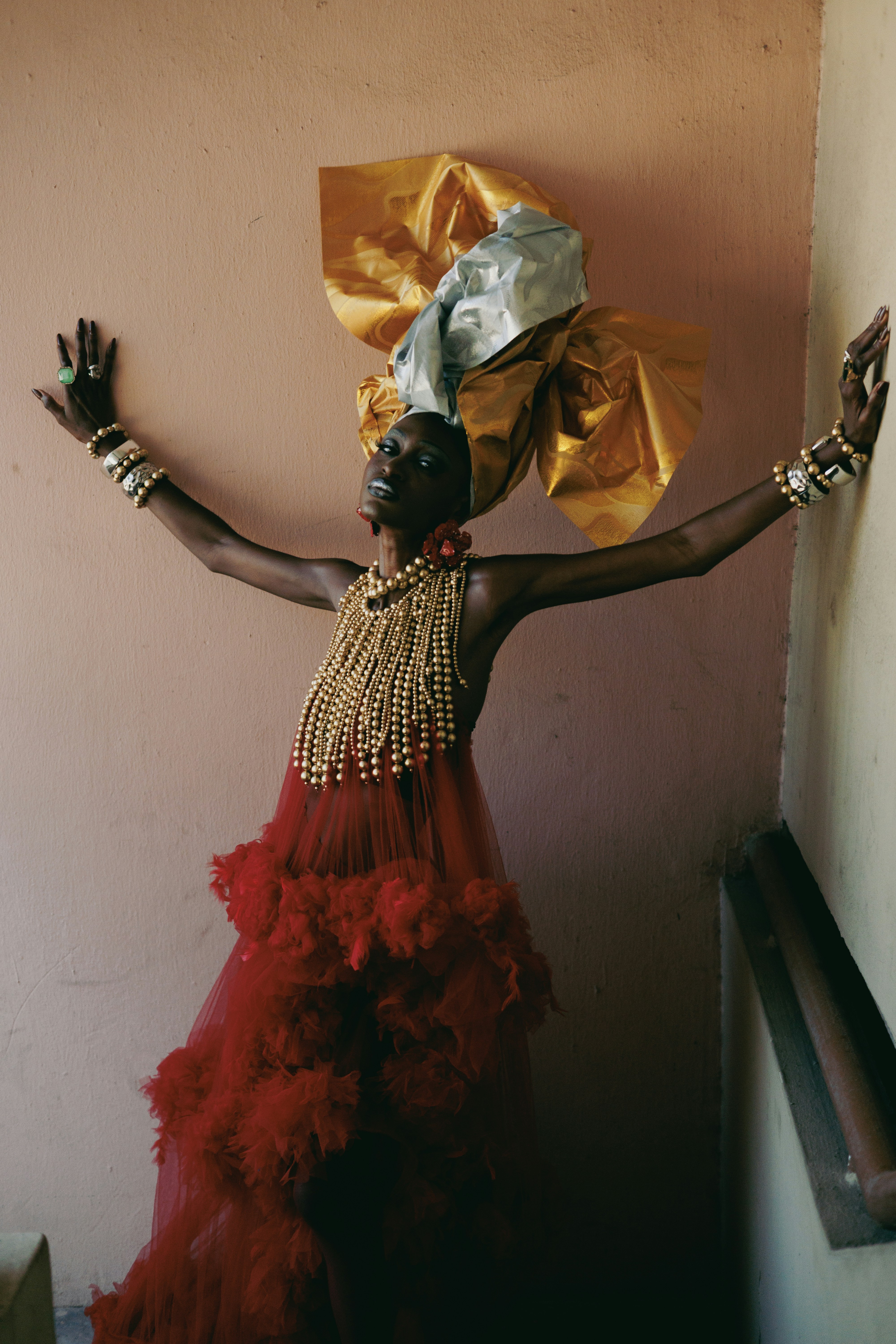 華やかな赤いドレスと頭飾りを着た人物