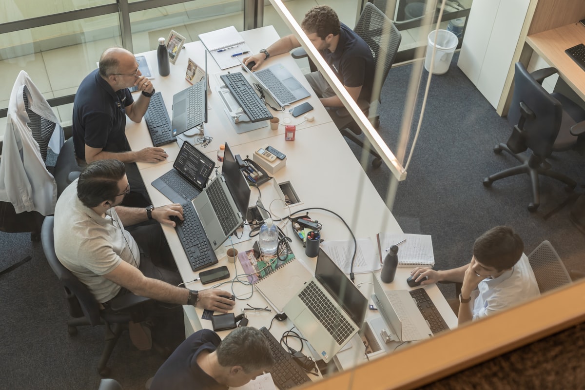 Tim bekerja bersama di kantor modern