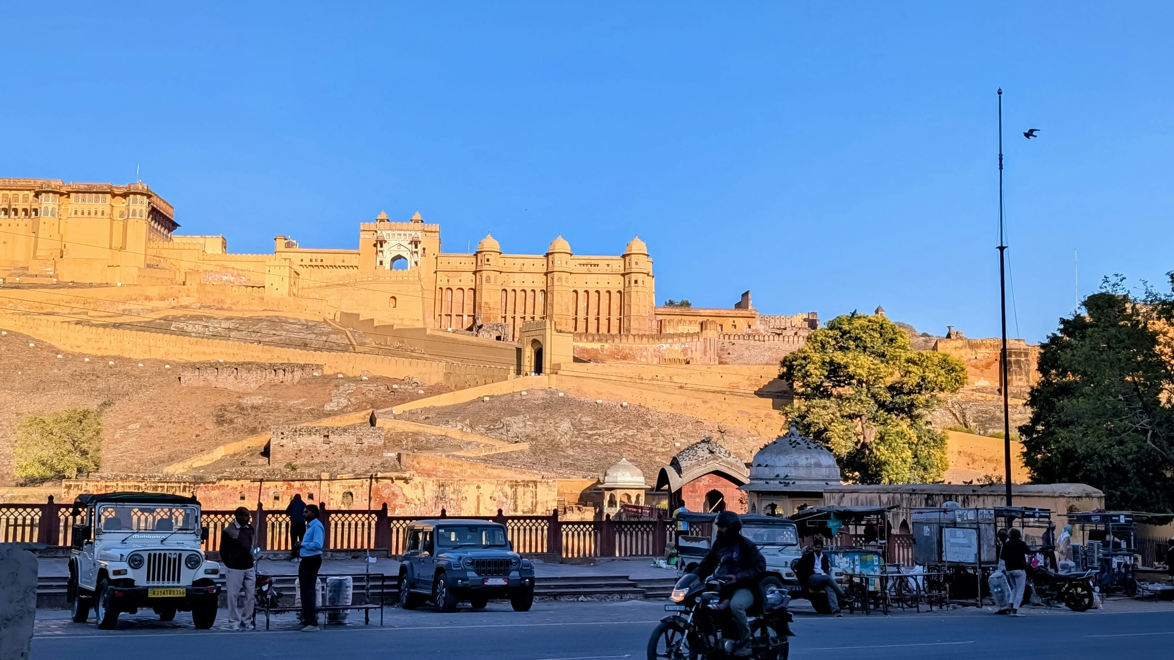 丘の上にある琥珀の砦と下の車両