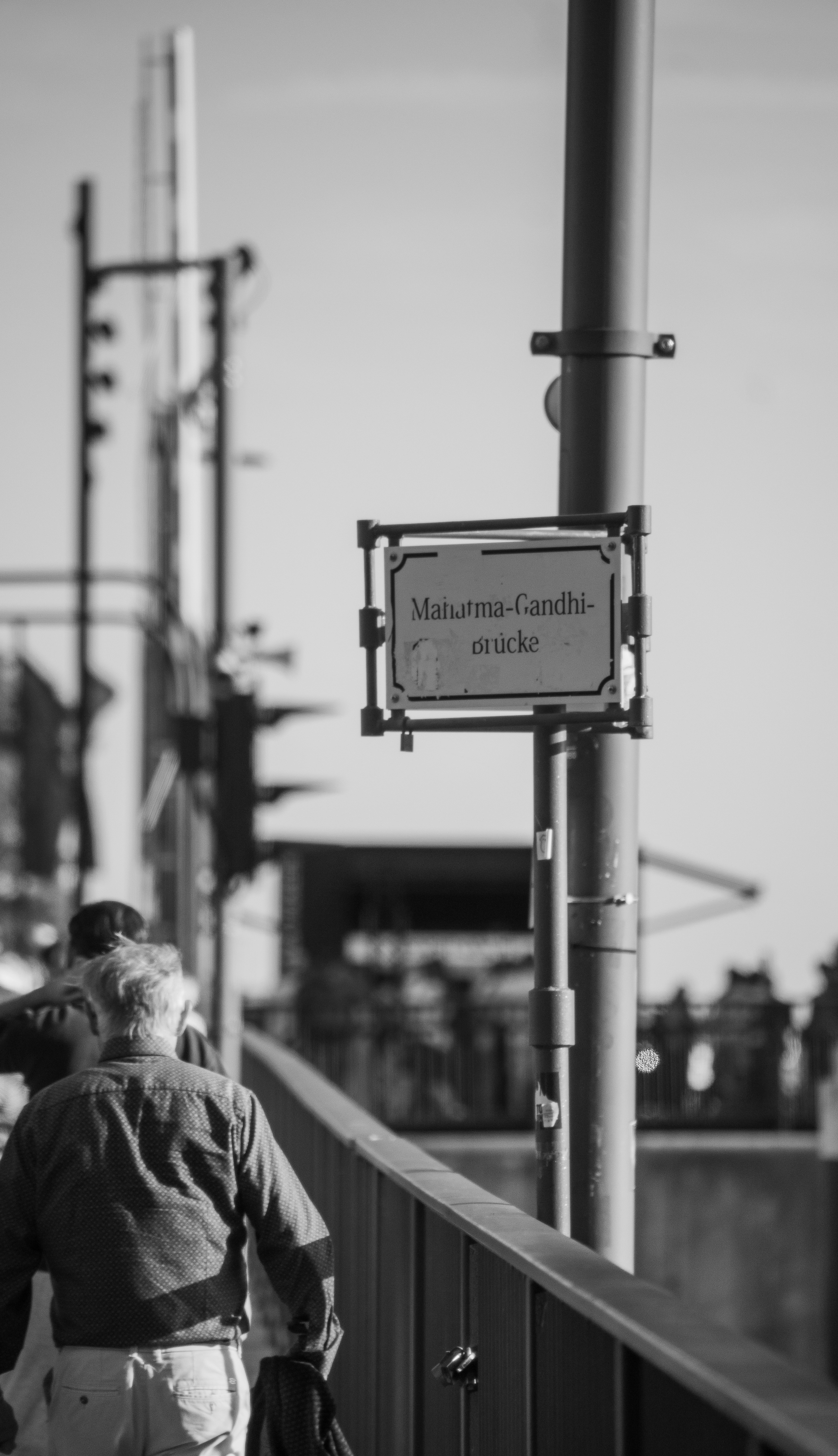 Panneau avec le texte du pont de Mahatma Gandhi et des gens marchant