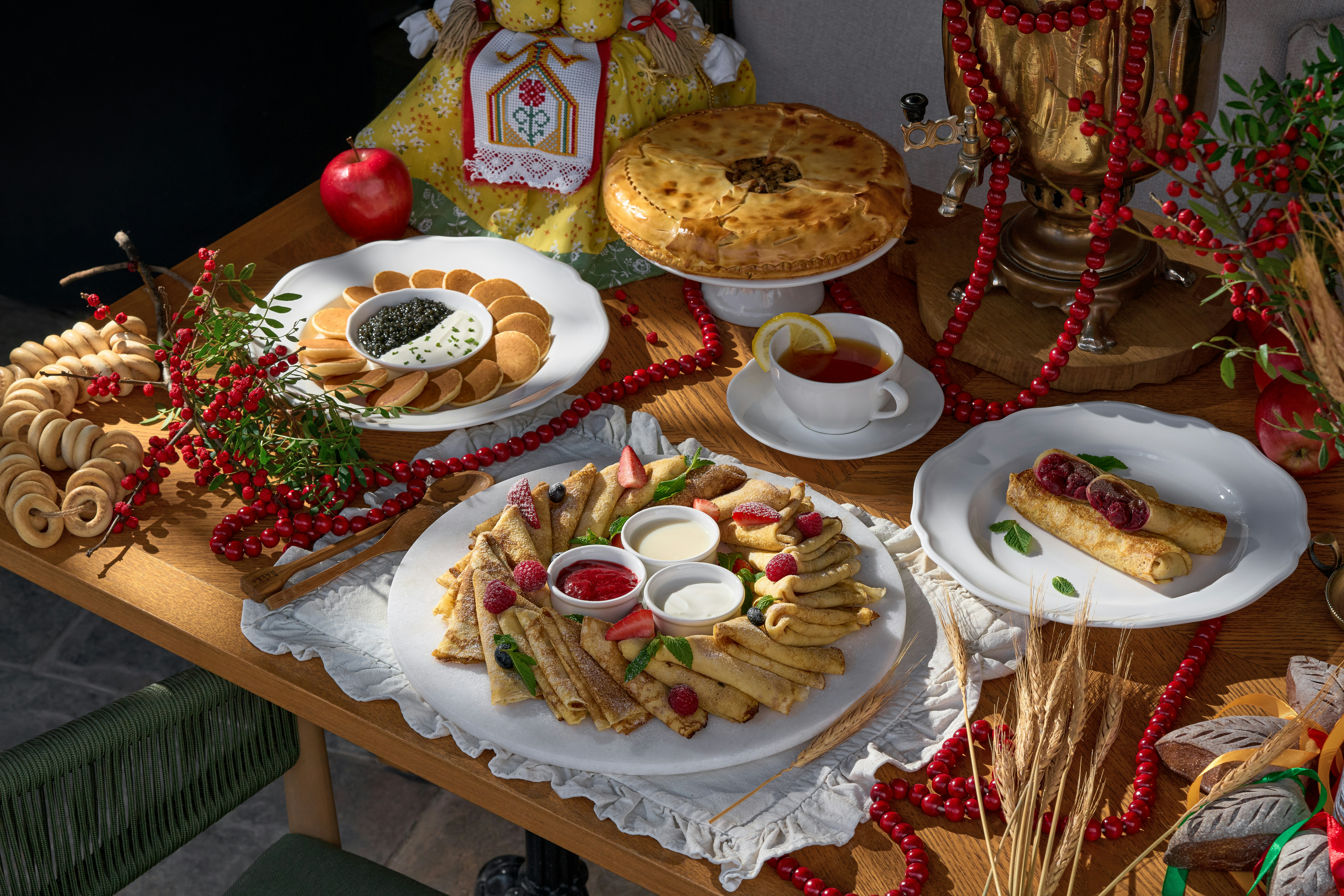 Ein festliches Buffet aus Speisen und Dekorationen auf einem Tisch