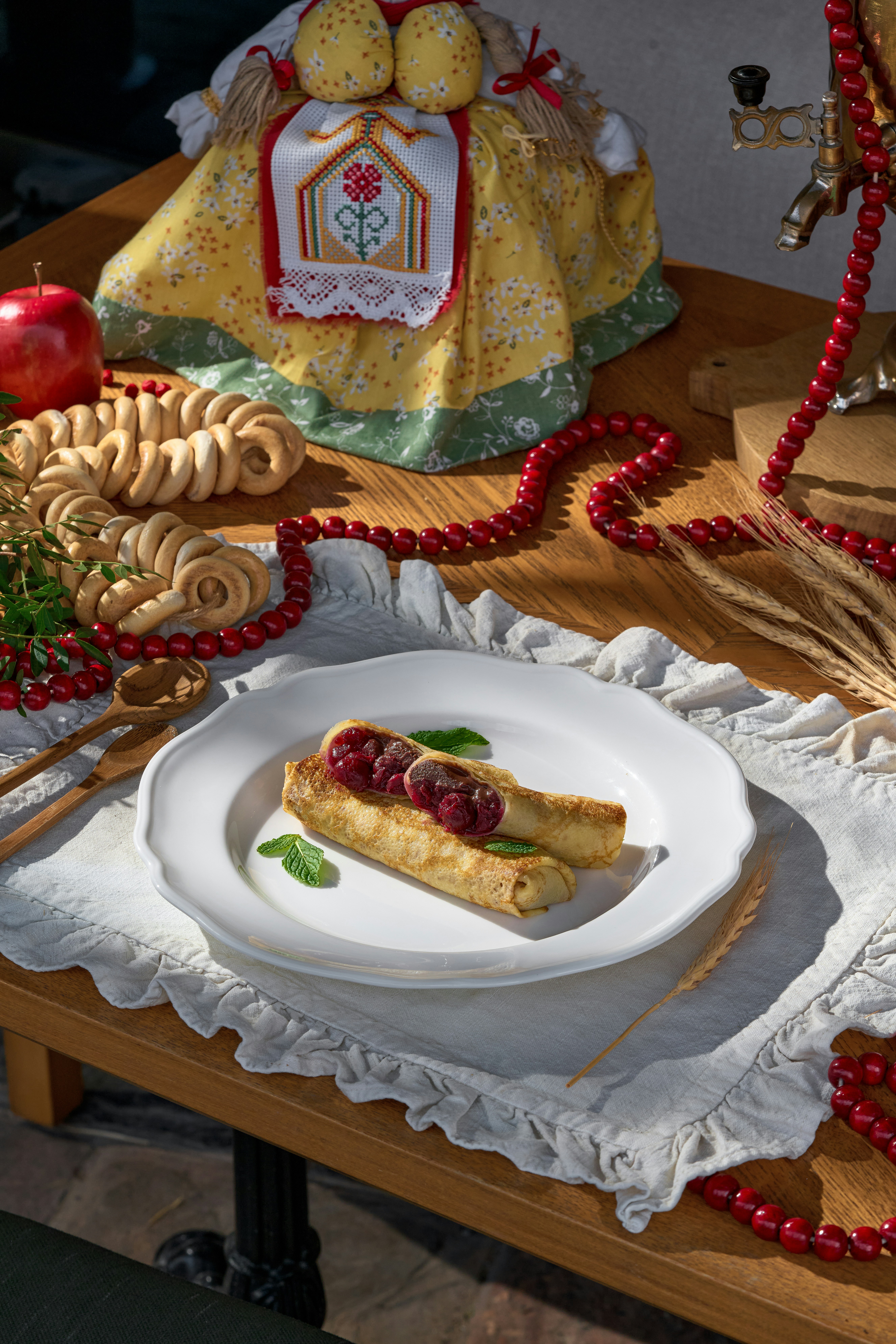 Zwei Crêpes gefüllt mit Beeren und Nüssen auf einem Teller.