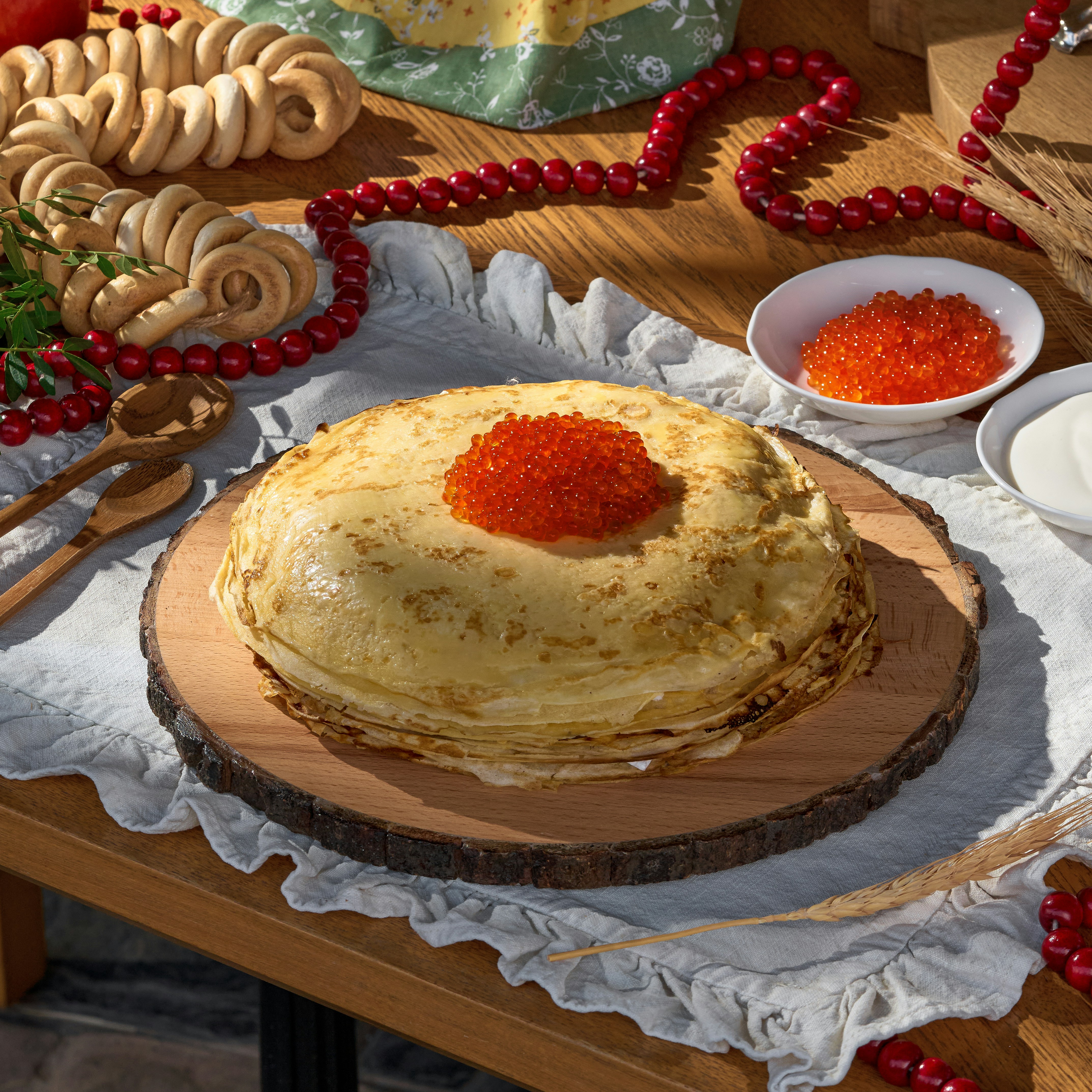 Pfannkuchenkuchen mit rotem Kaviar und Sauerrahm