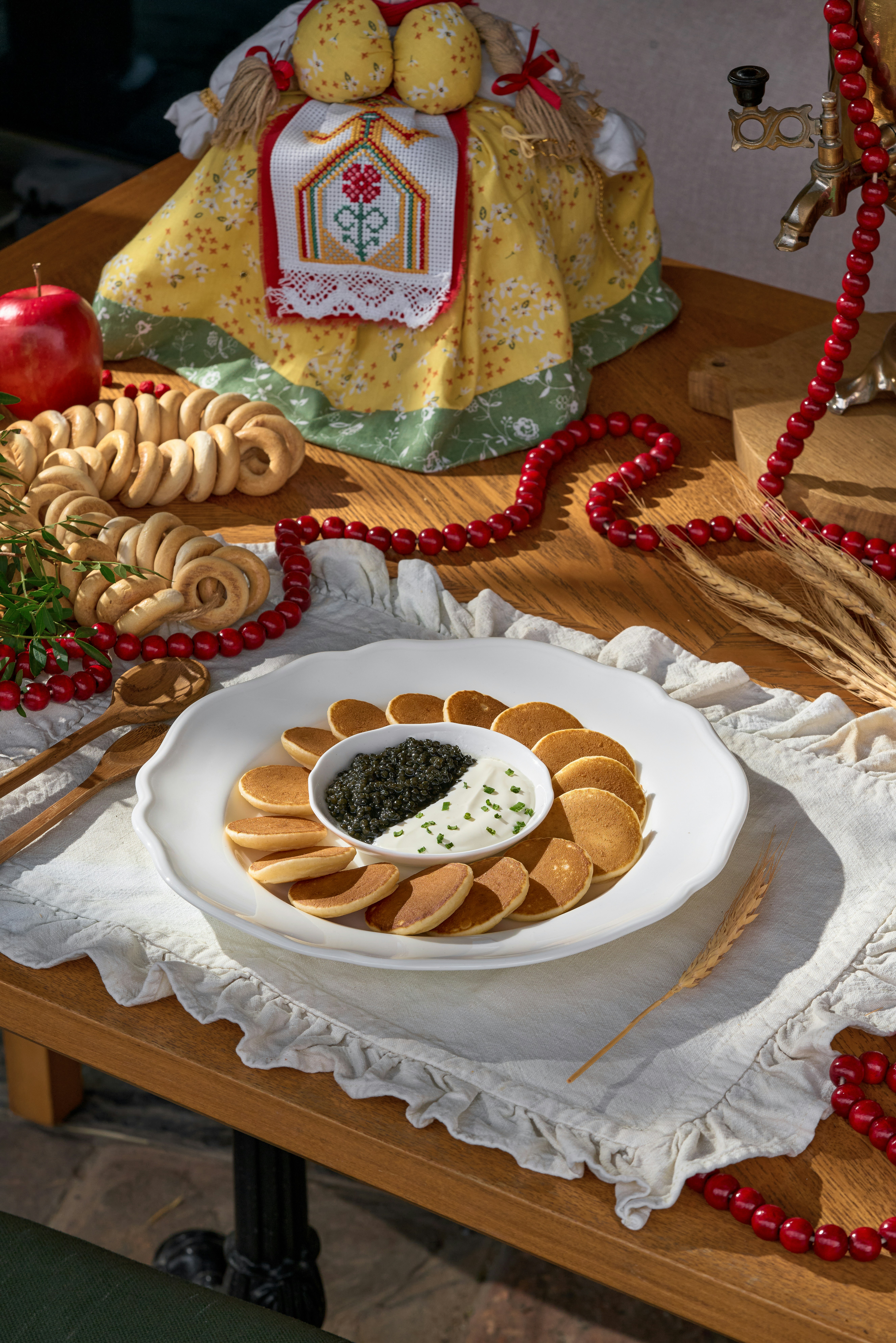 Mini-Pfannkuchen mit Kaviar und Sauerrahm serviert