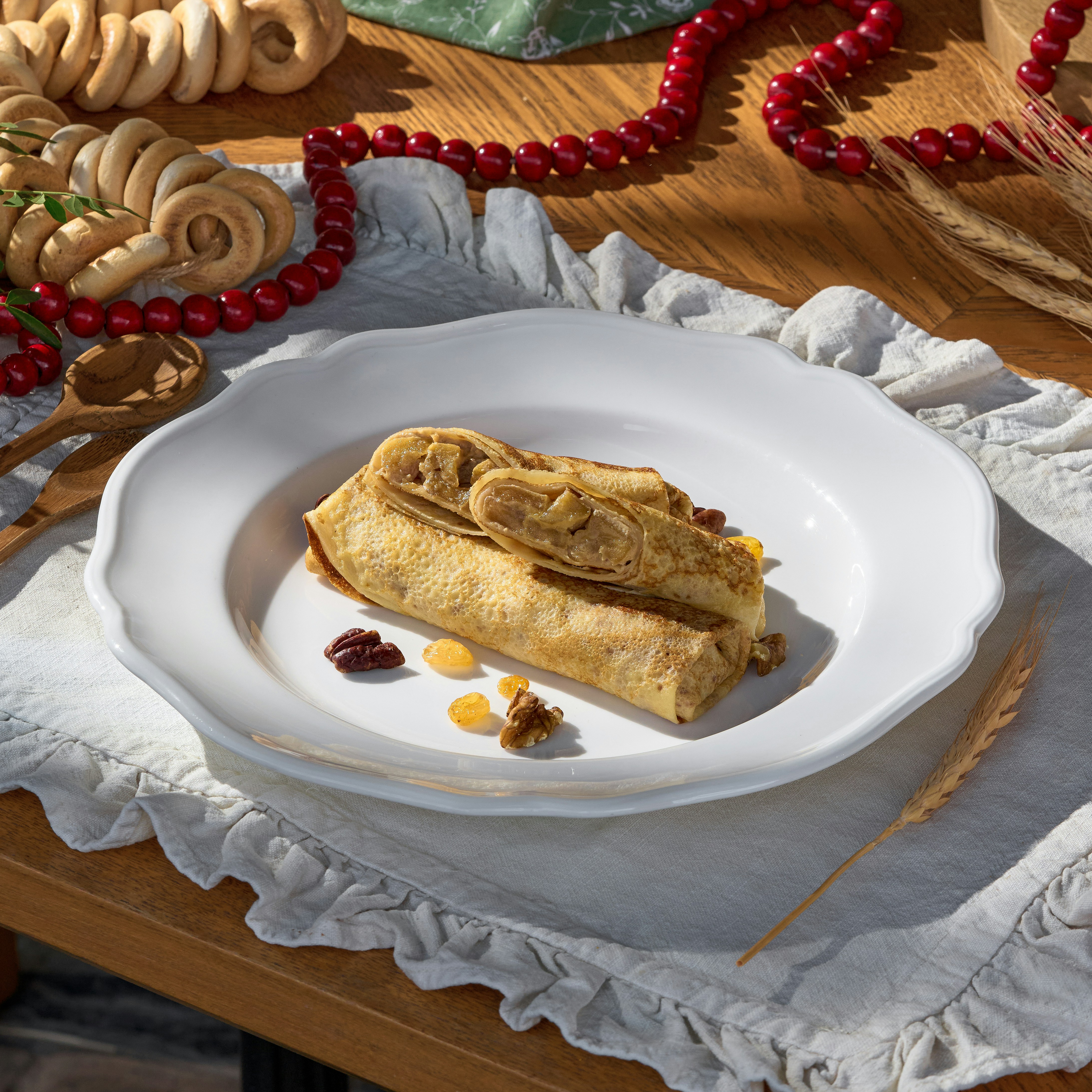 Gerolltes Gebäck mit Nüssen und getrocknetem Obst auf einem Teller