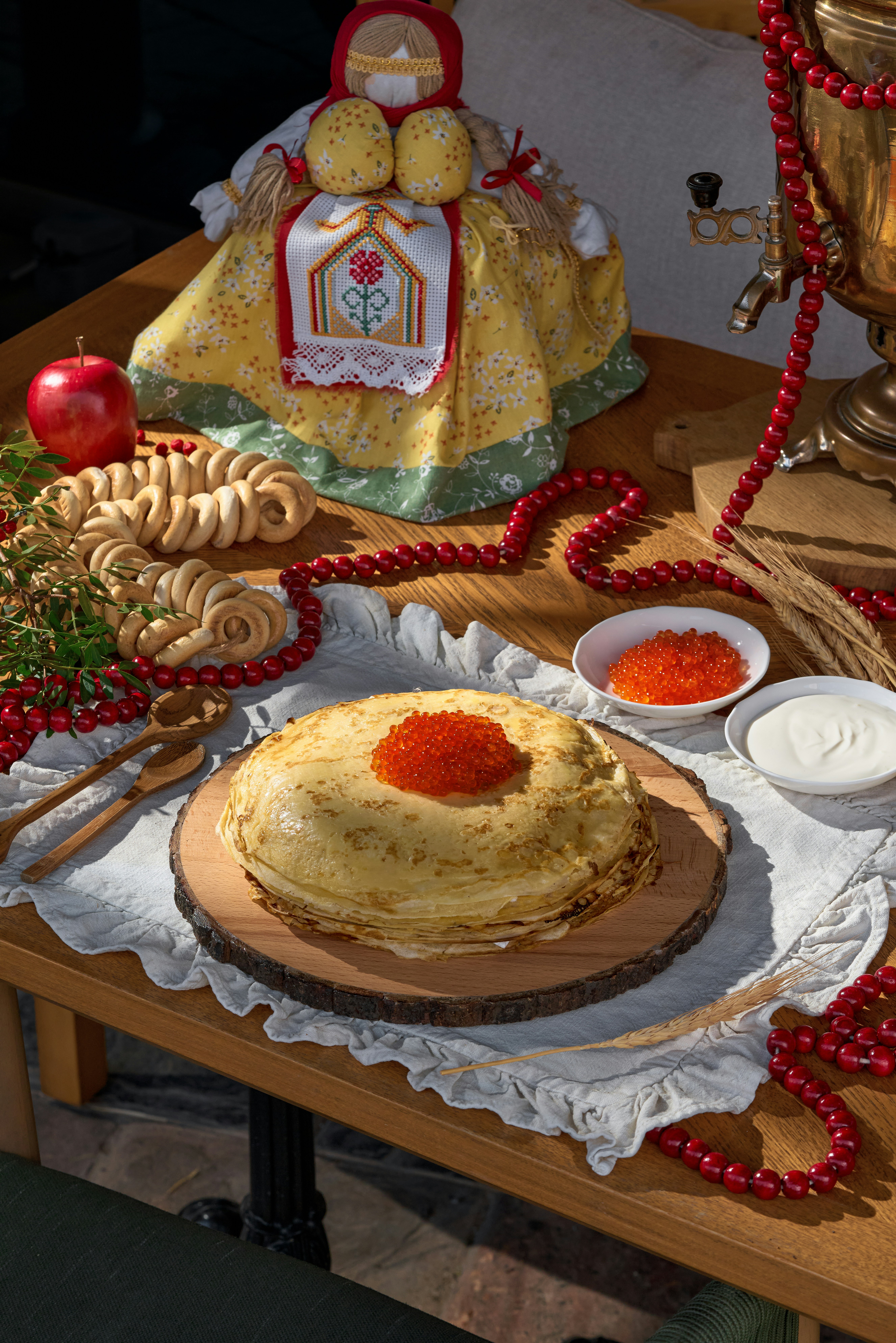 Pfannkuchen, garniert mit rotem Kaviar und Sauerrahm