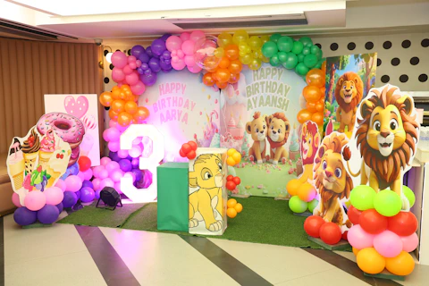 Lion-themed birthday party decorations with balloons and balloons