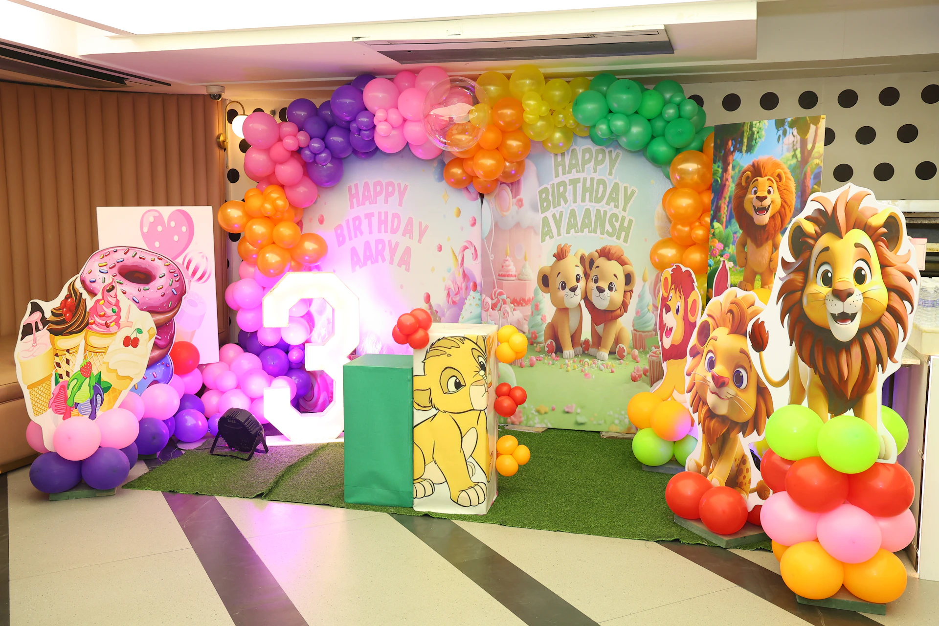 Lion-themed birthday party decorations with balloons and balloons