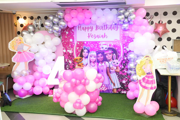 Decoración de fiesta de 15 años en tonos rosas