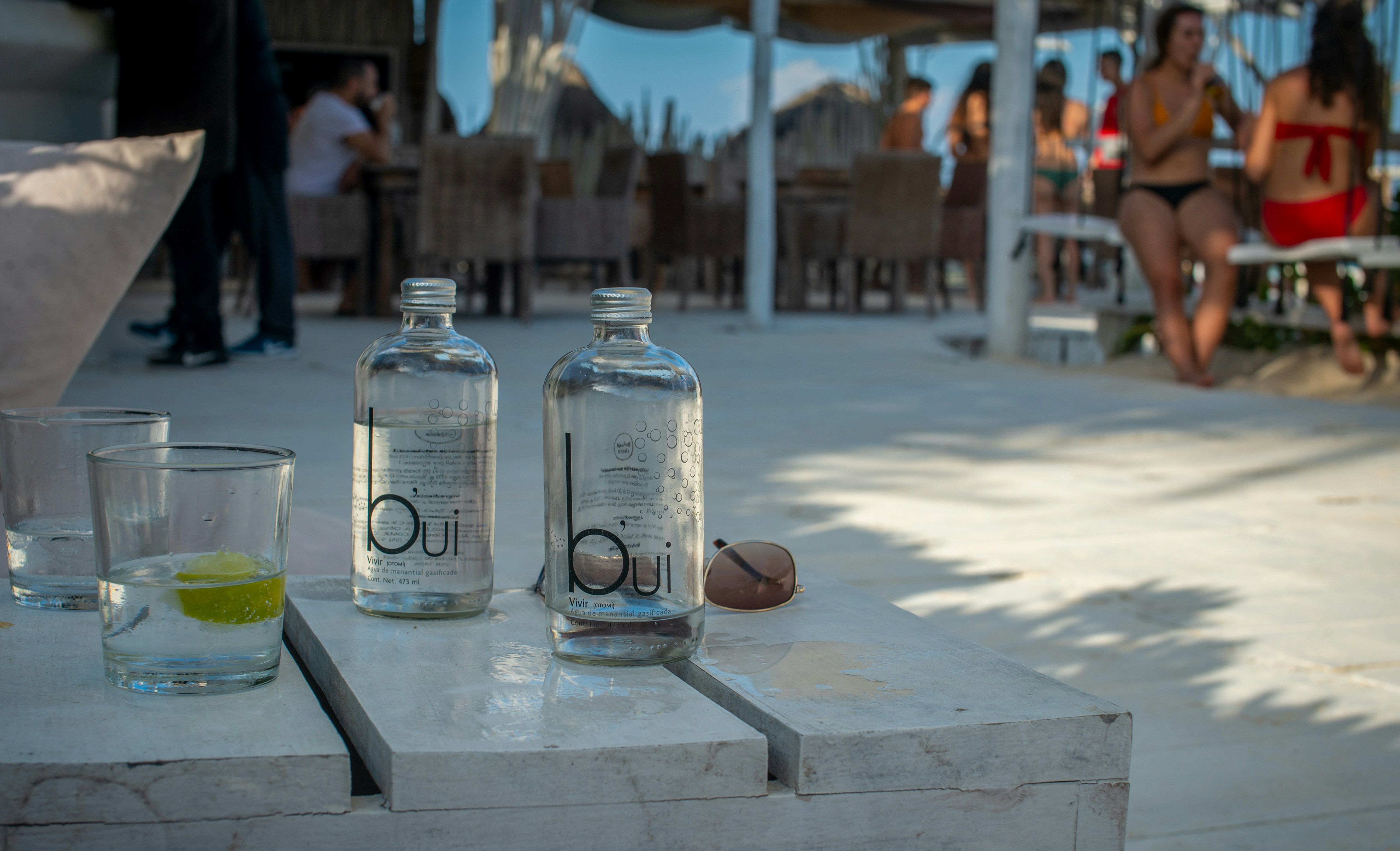 Relaxed atmosphere of a beach club with a sea view, ideal for festive events in Tulum.