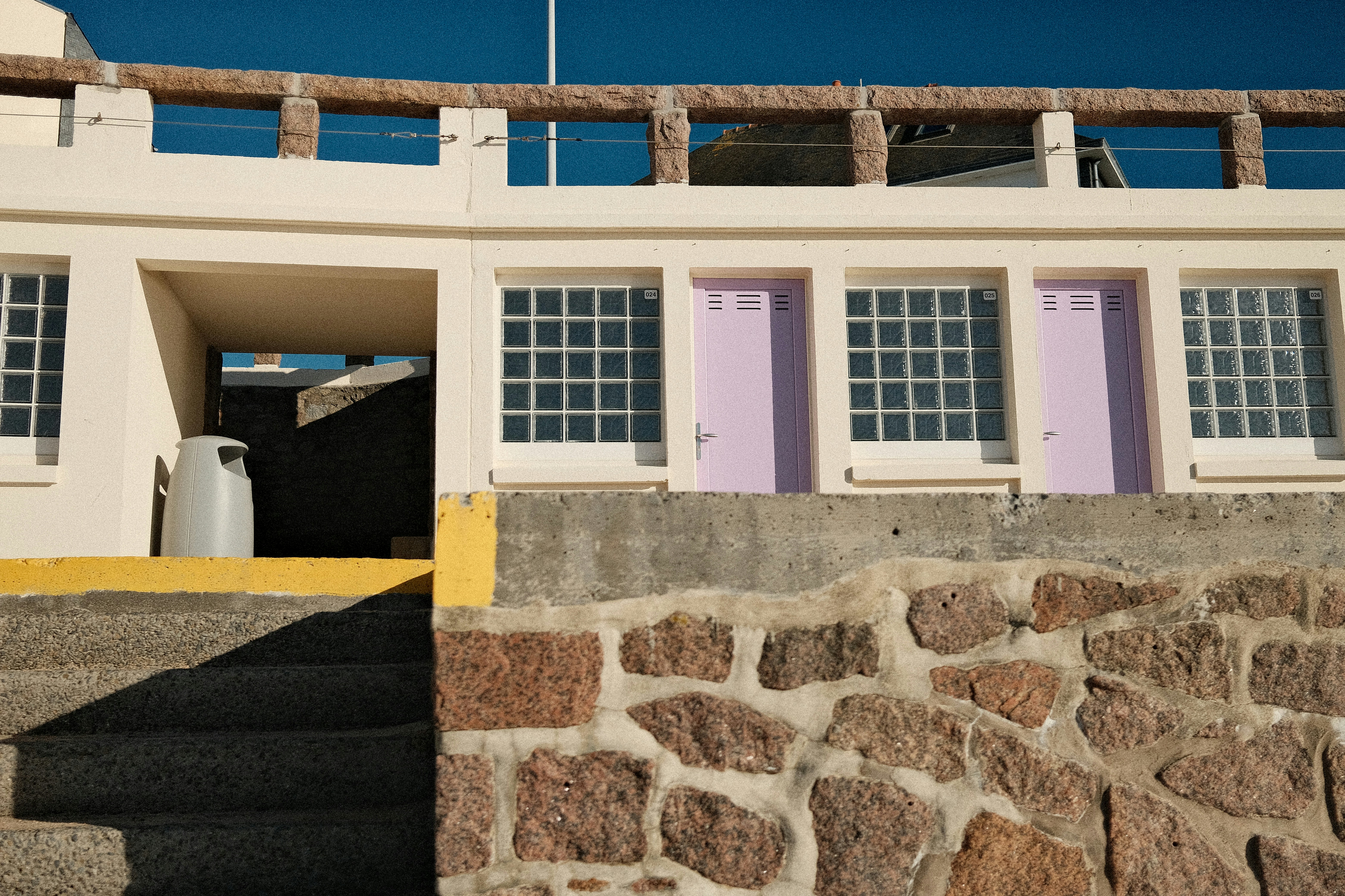 Strandumkleideräume mit Steinmauer und Treppen