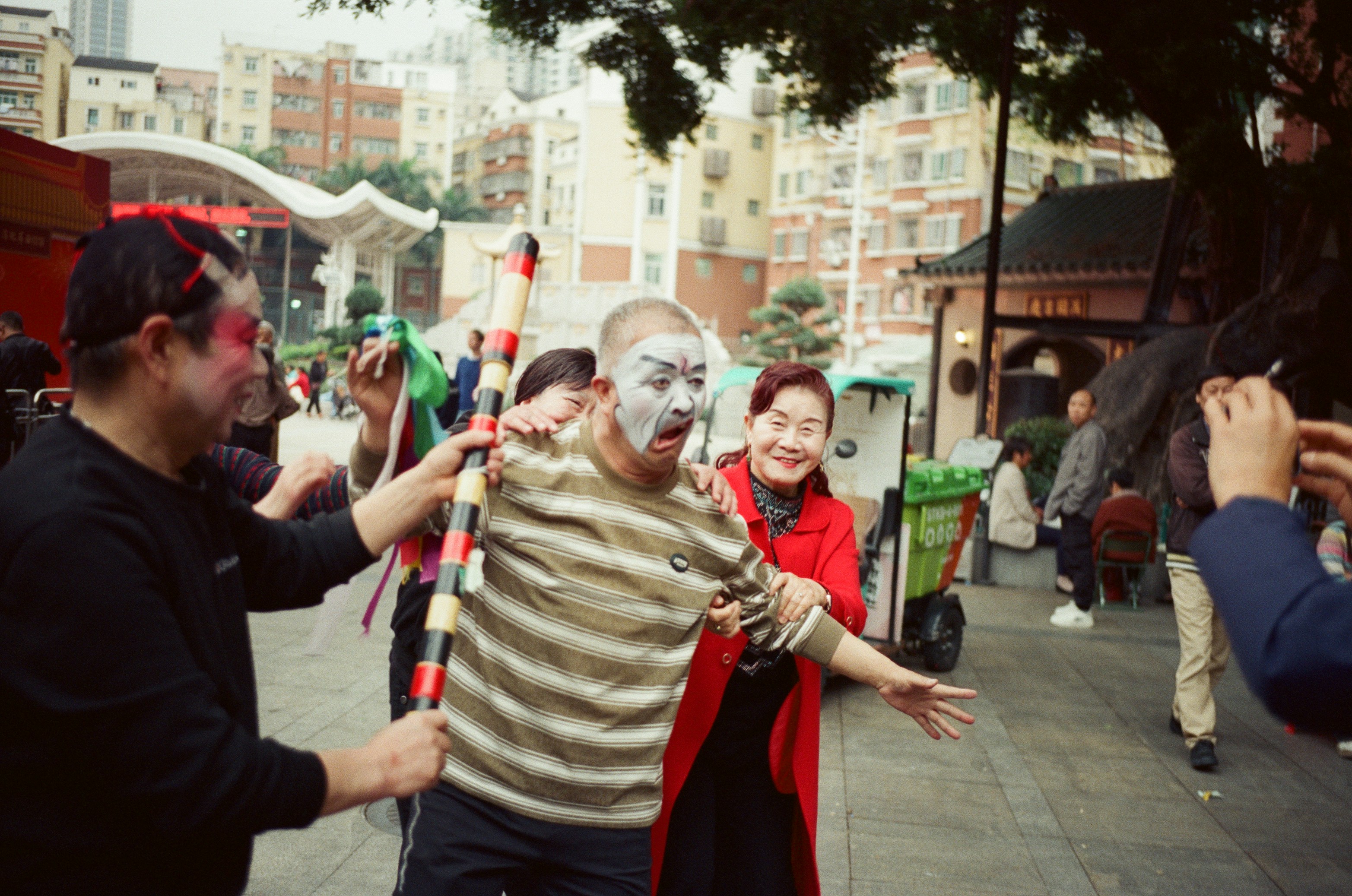 Des gens au visage peint dans un spectacle de rue.