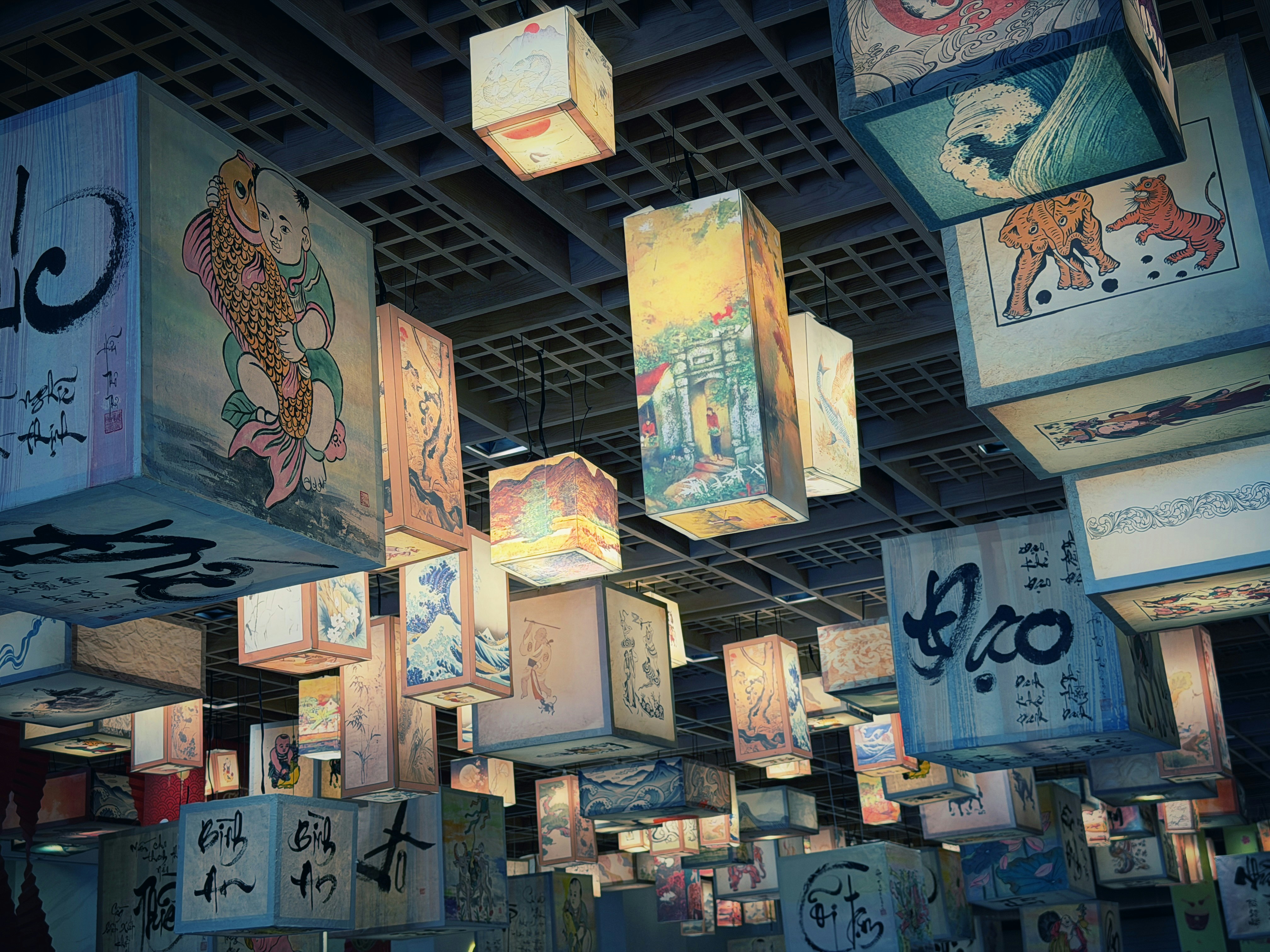 Molte lanterne decorative appese al soffitto