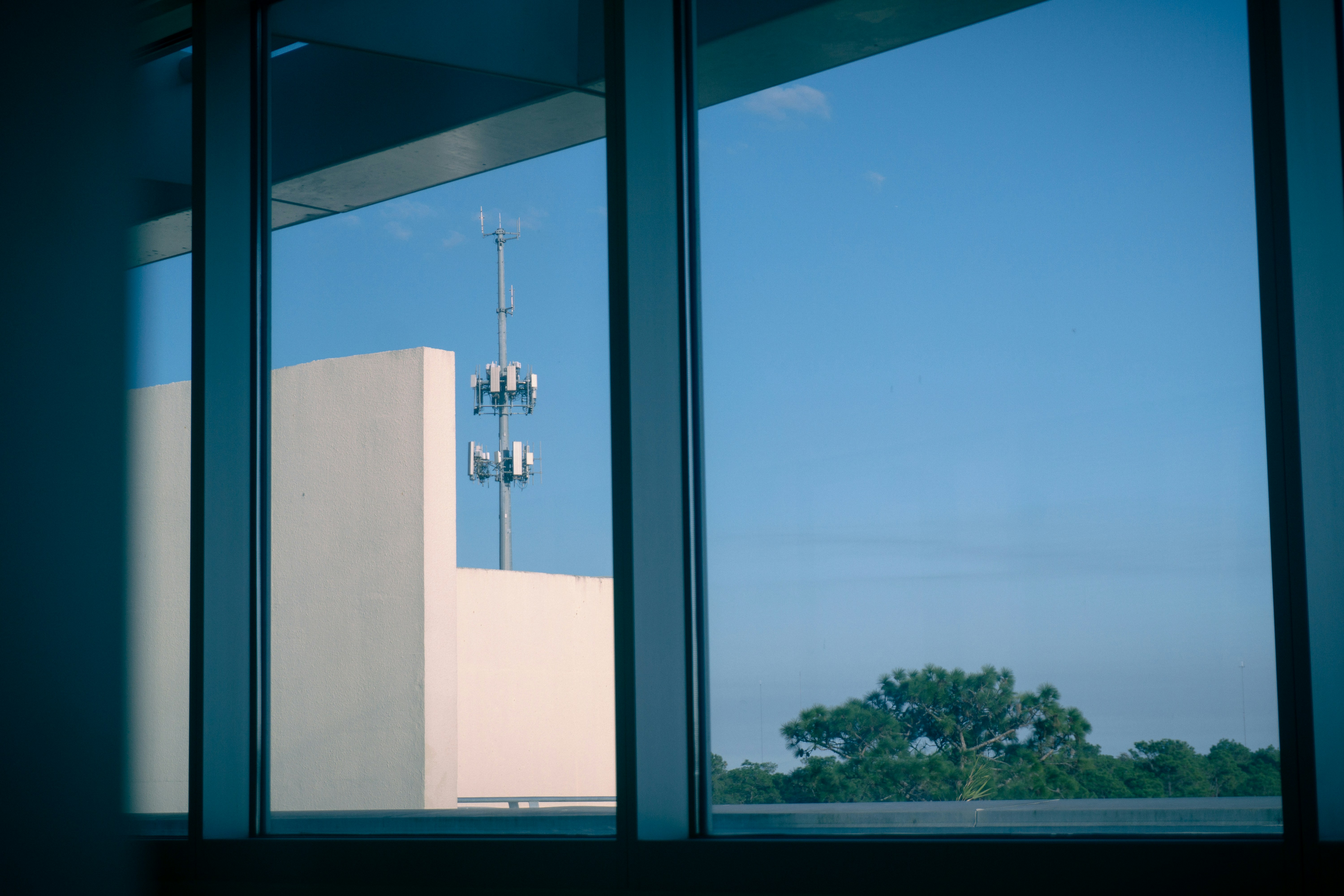 맑은 날에는 창문 너머로 휴대폰 기지국이 보입니다