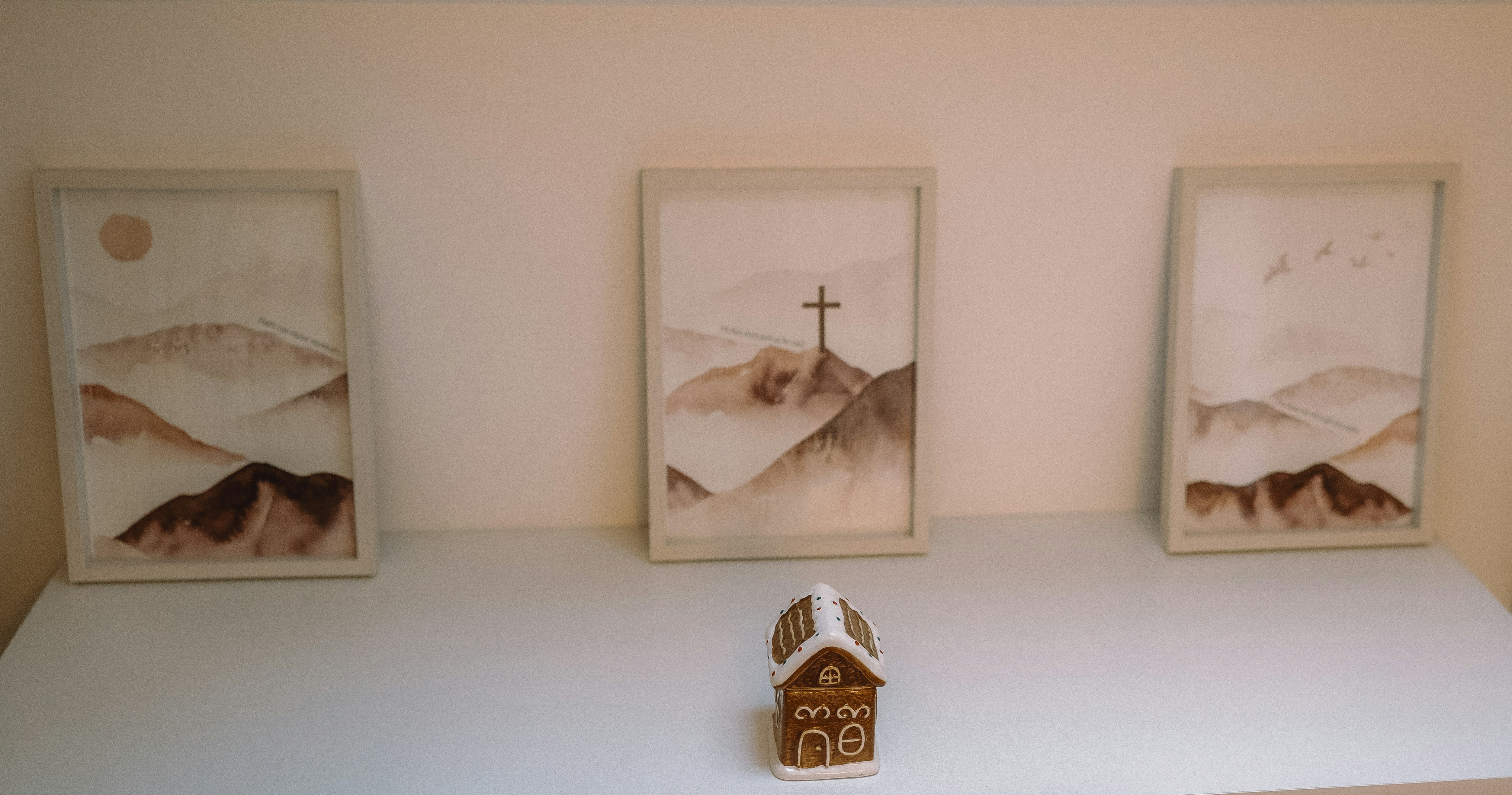 山と十字架を描いた3つの額装アート。