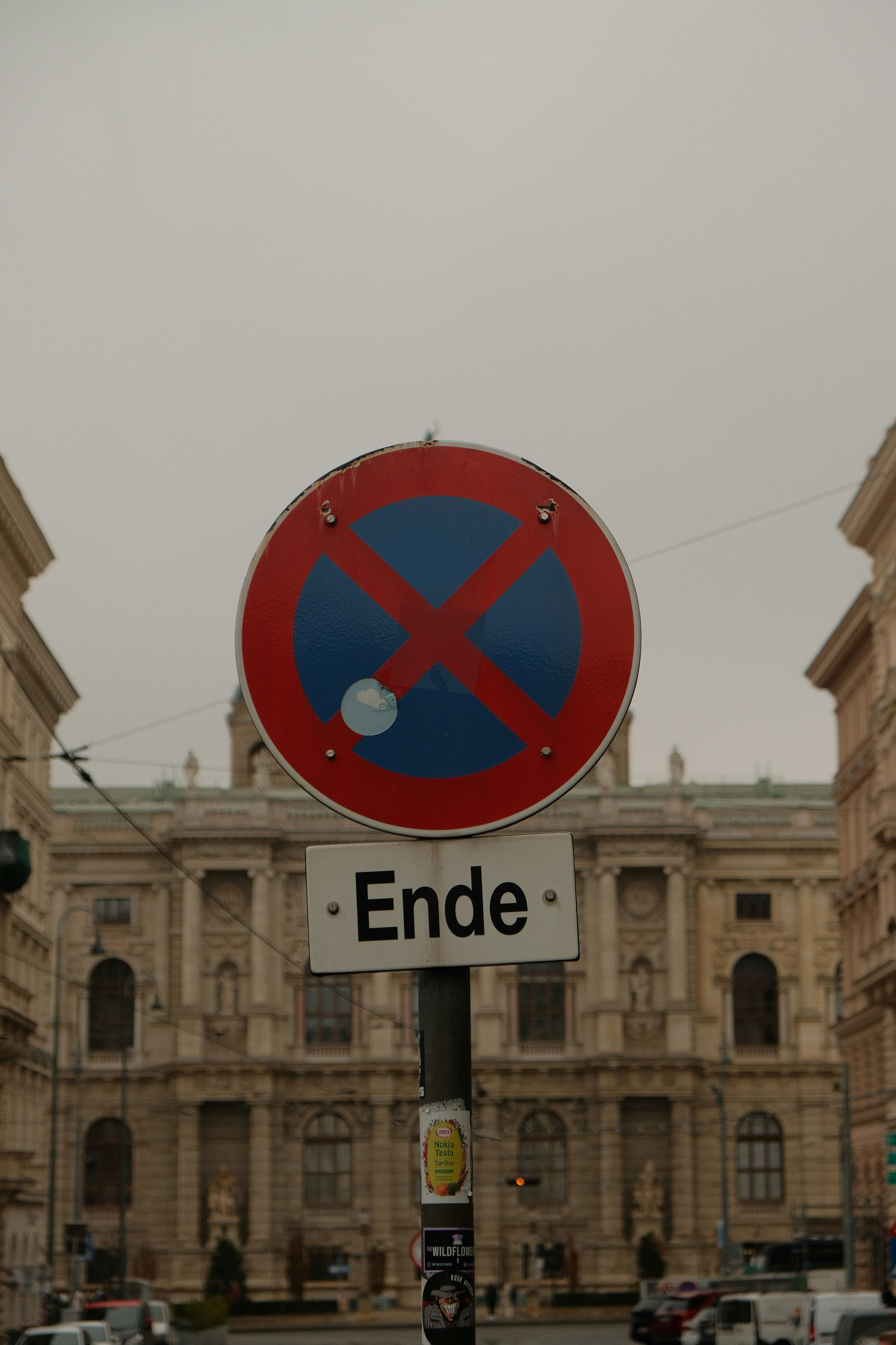 No parking sign with "ende" below it.