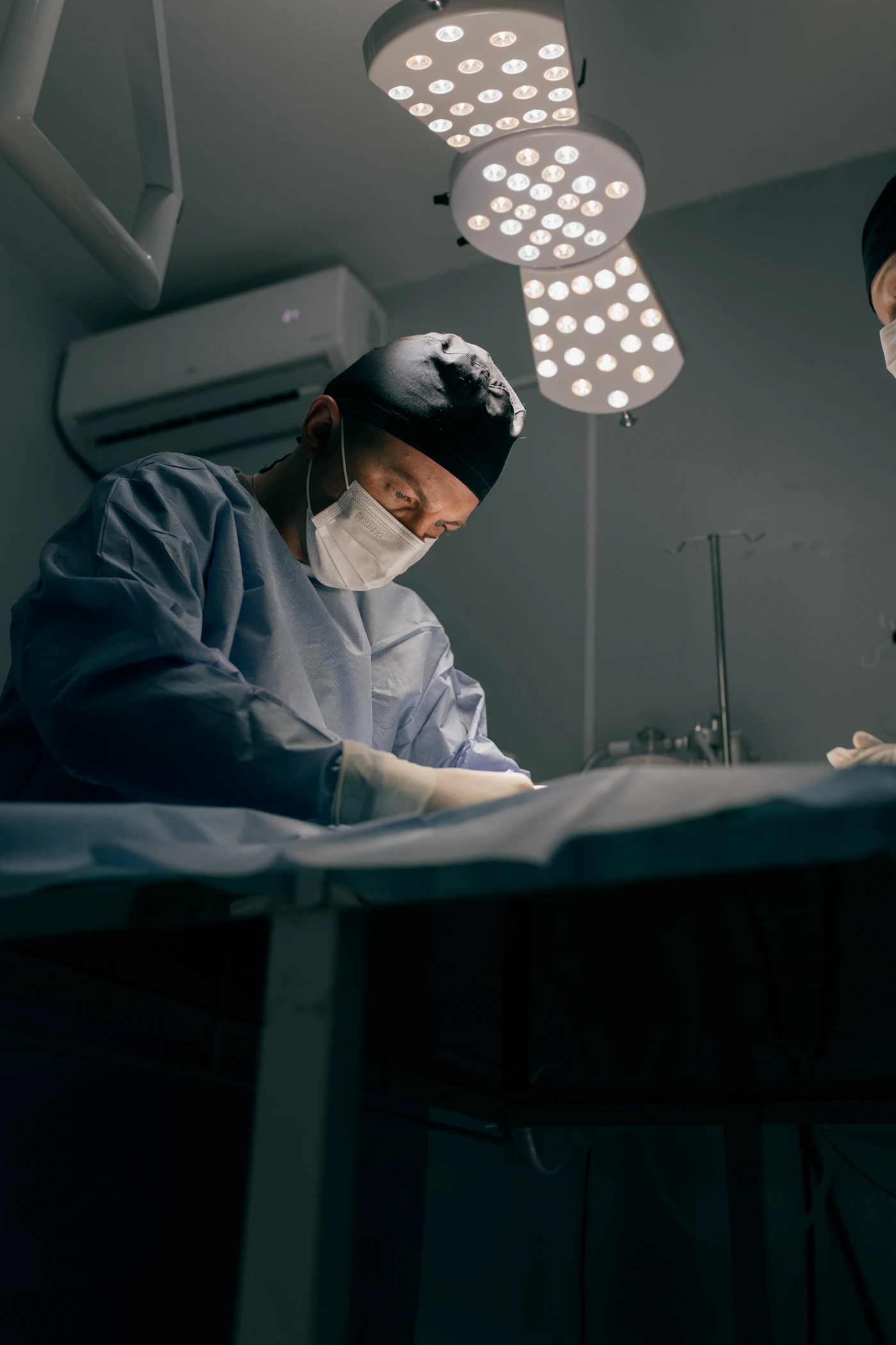 Ruang operasi modern dengan peralatan medis premium