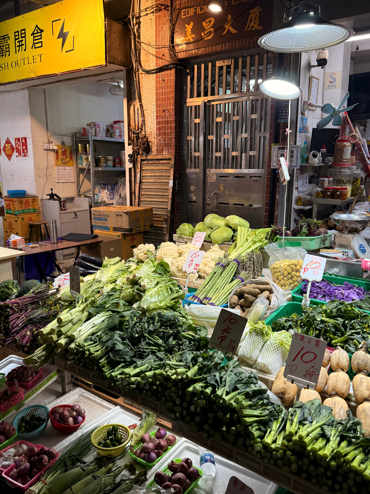 Étal de fruits et légumes frais