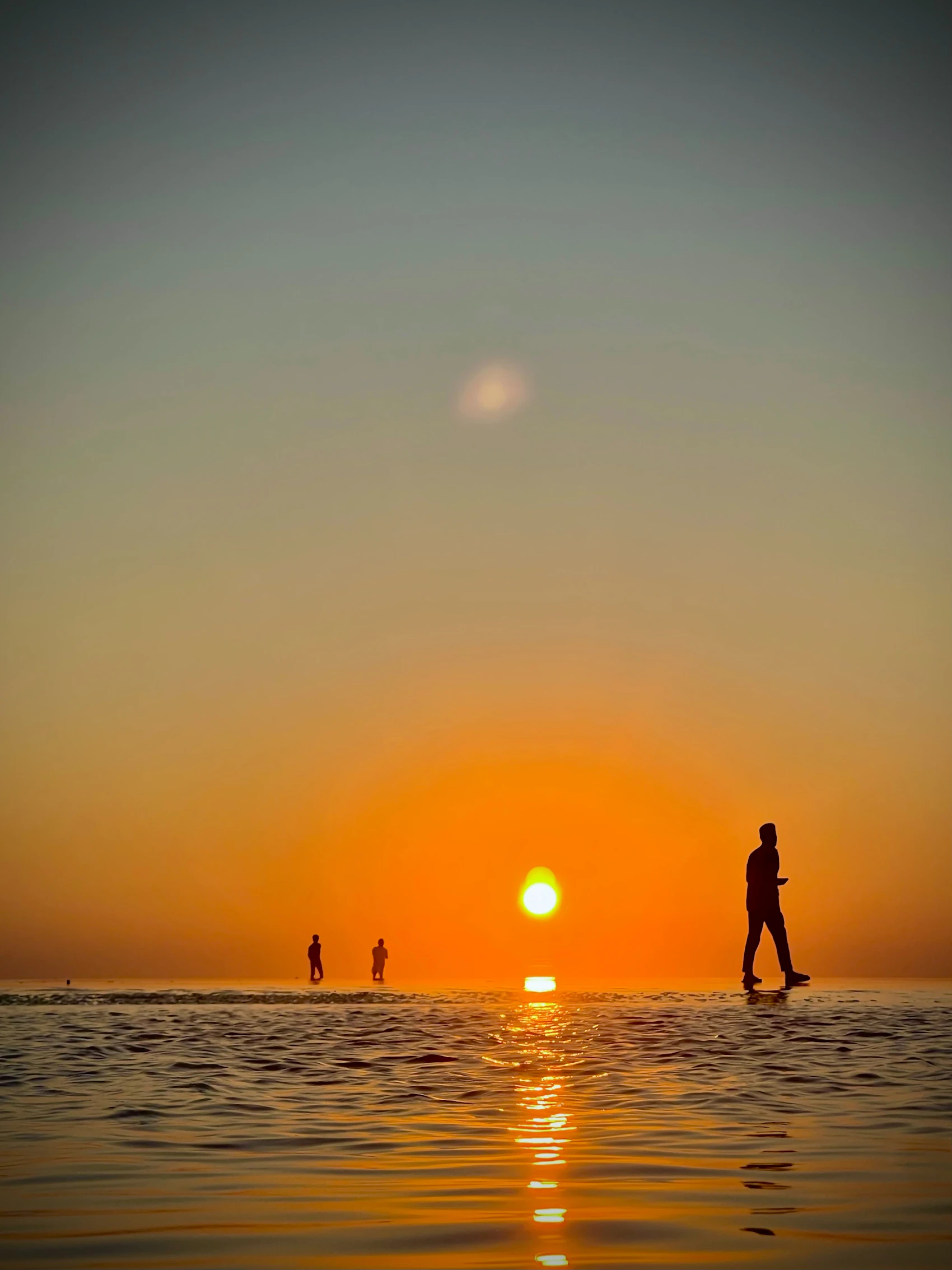 Rameur sur le rivage au coucher de soleil