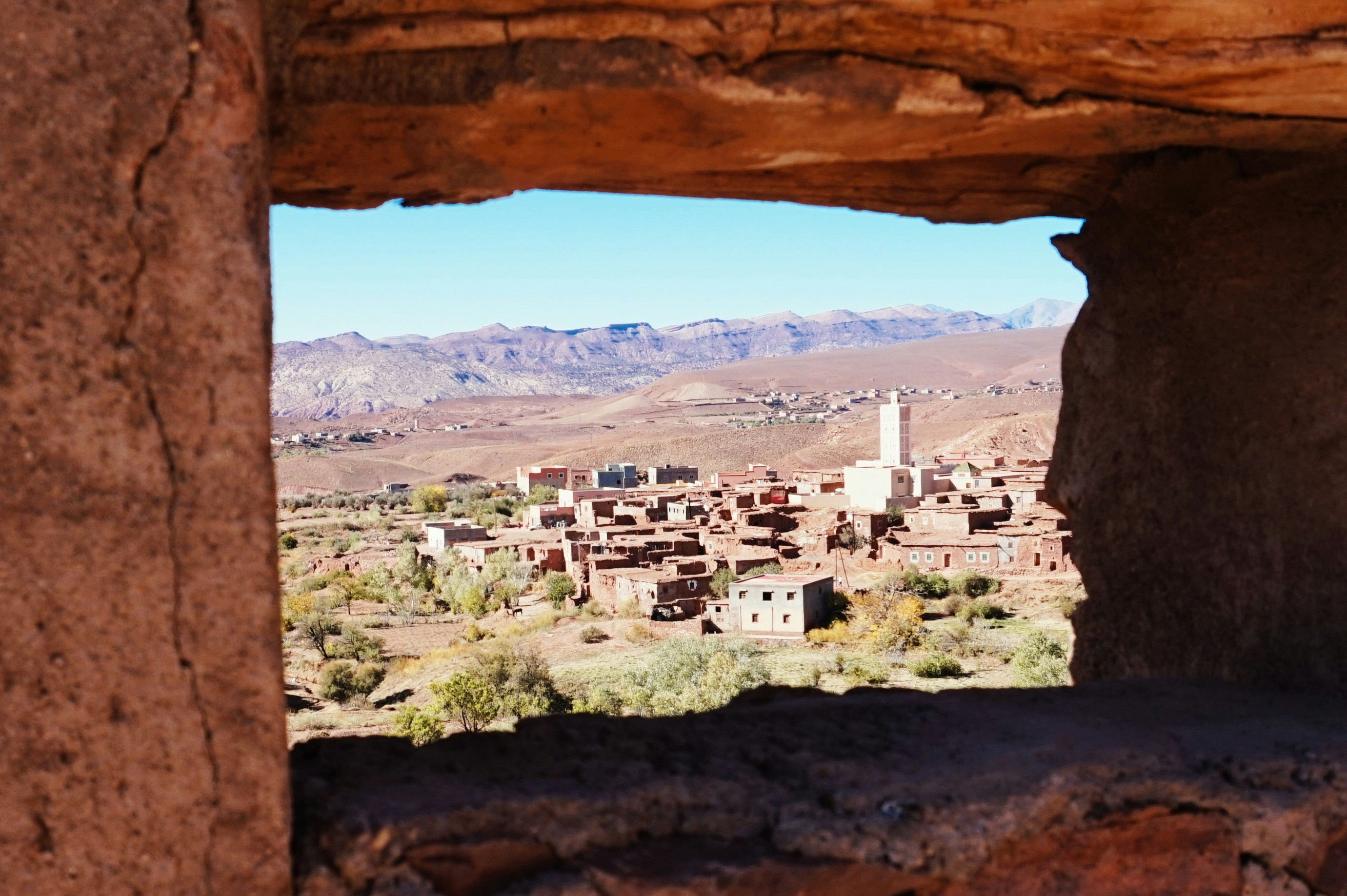 Vista di un villaggio attraverso un'apertura di pietra