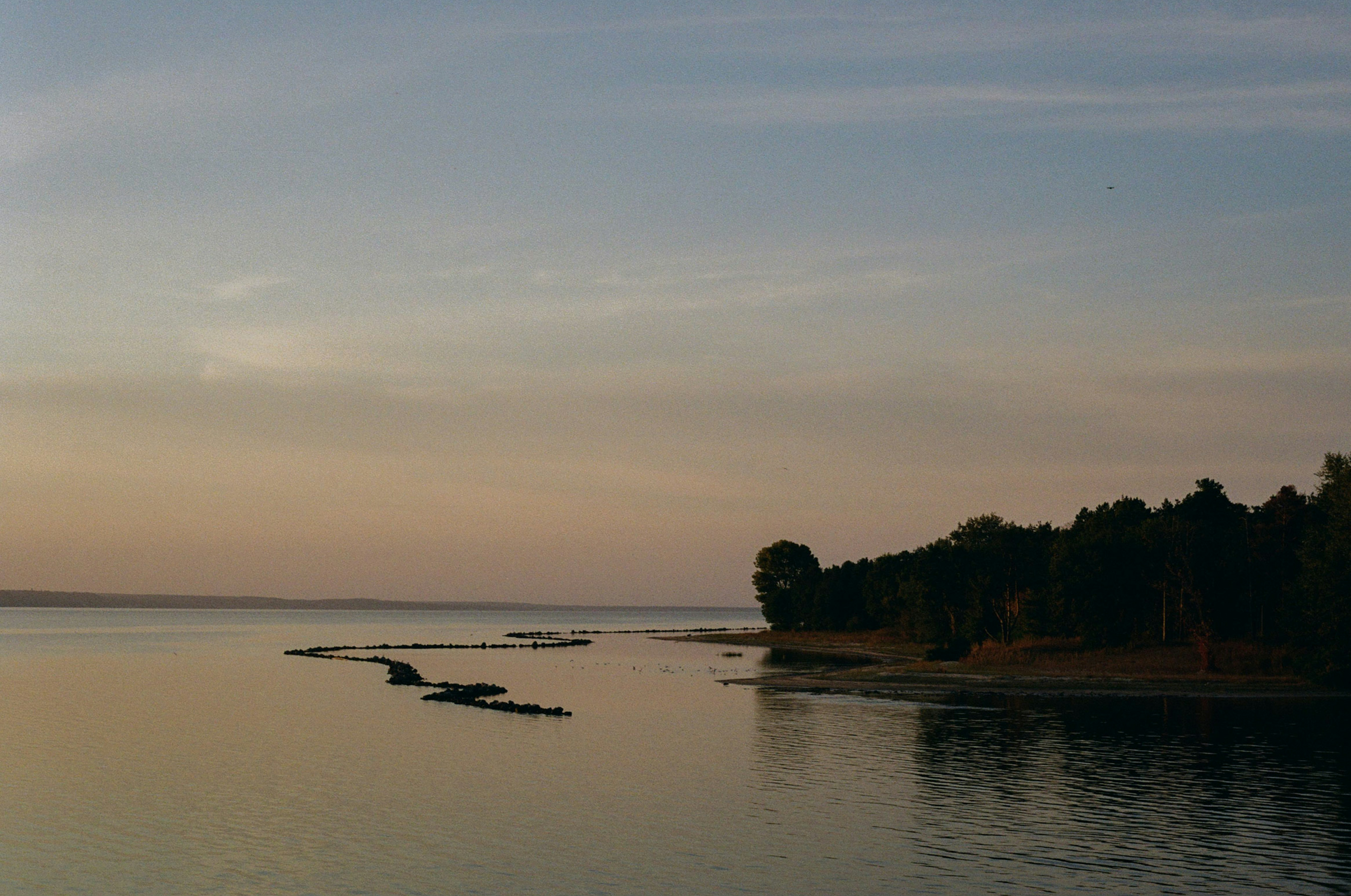 L’eau calme reflète un ciel pastel au crépuscule