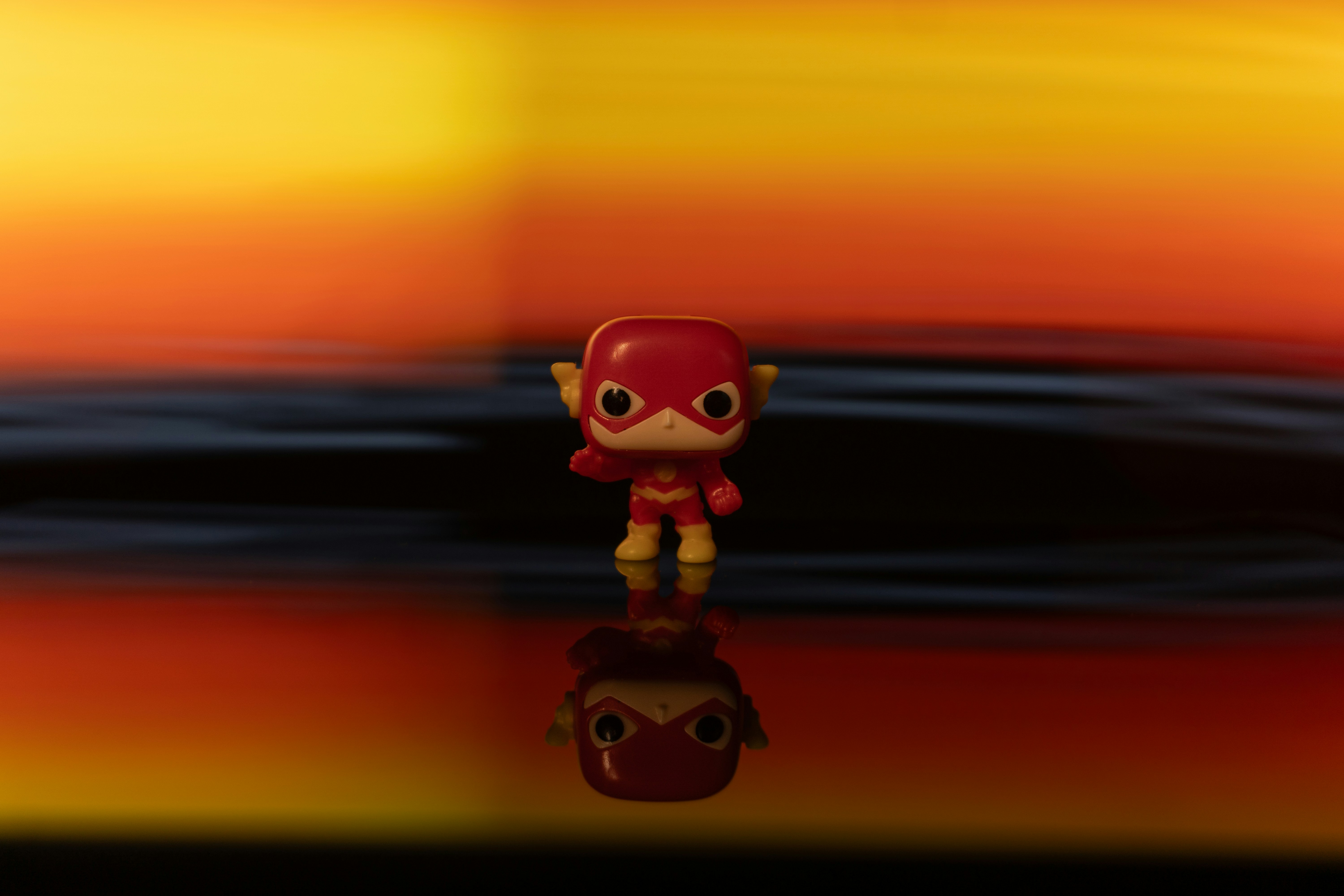 Pequena a figura de brinquedo flash com reflexo