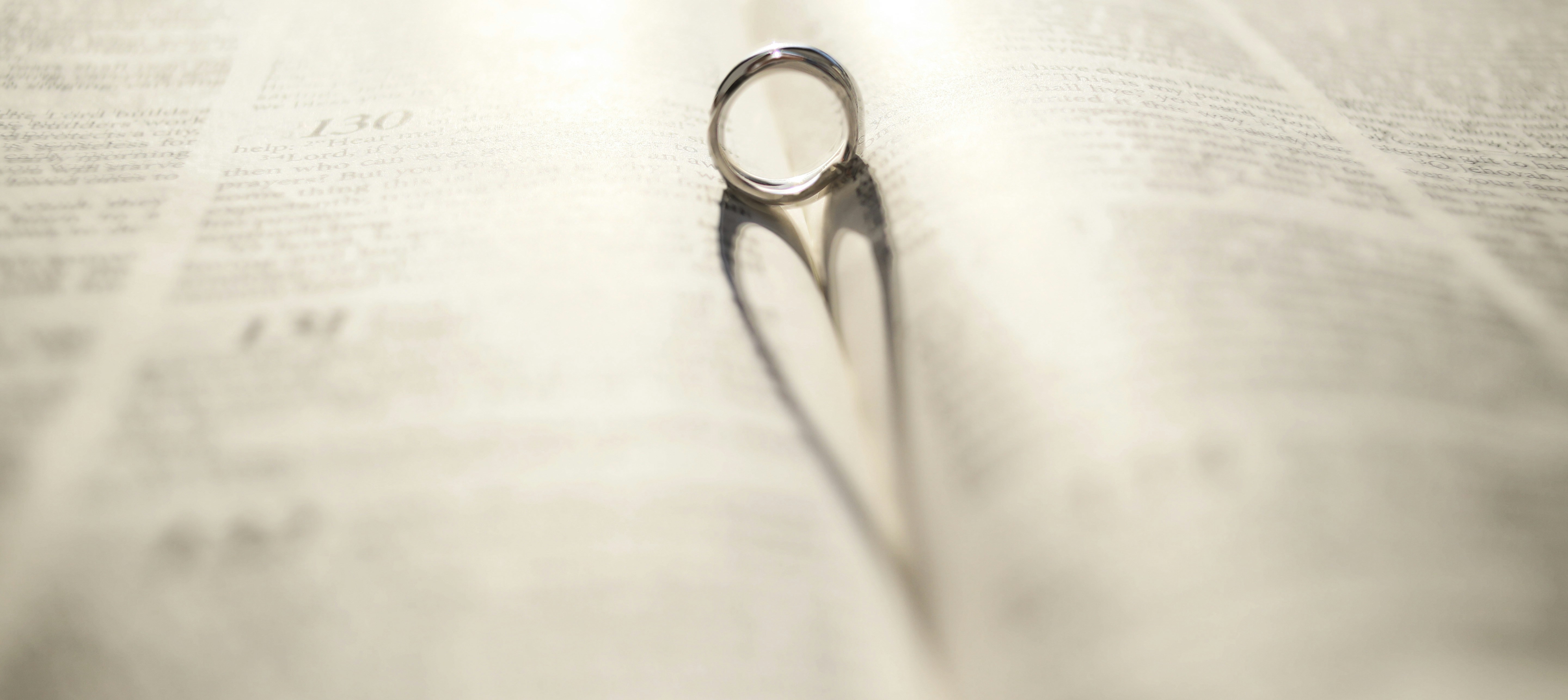 Ehering wirft Herzschatten auf das offene Buch