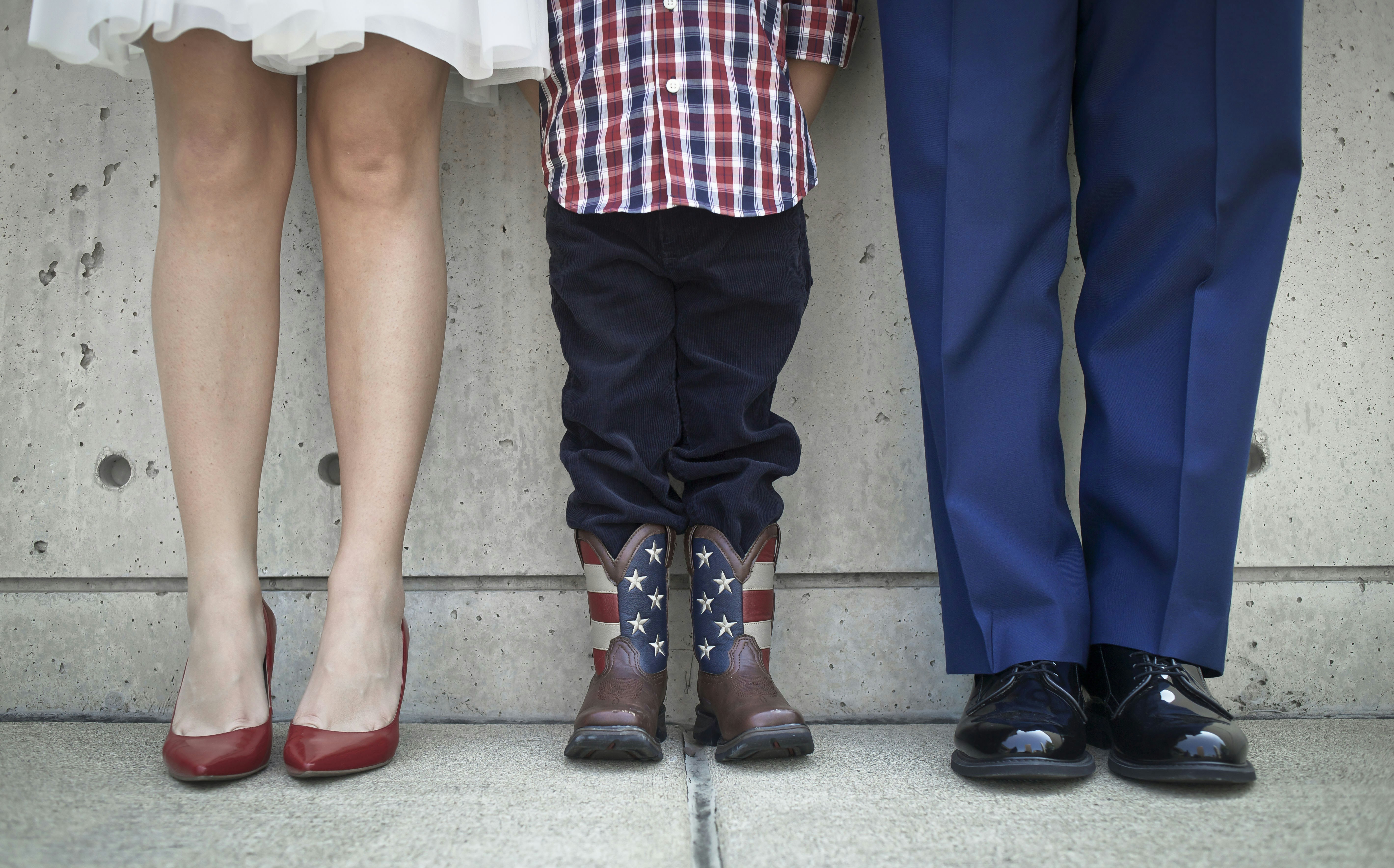 Família reunida usando botas patrióticas