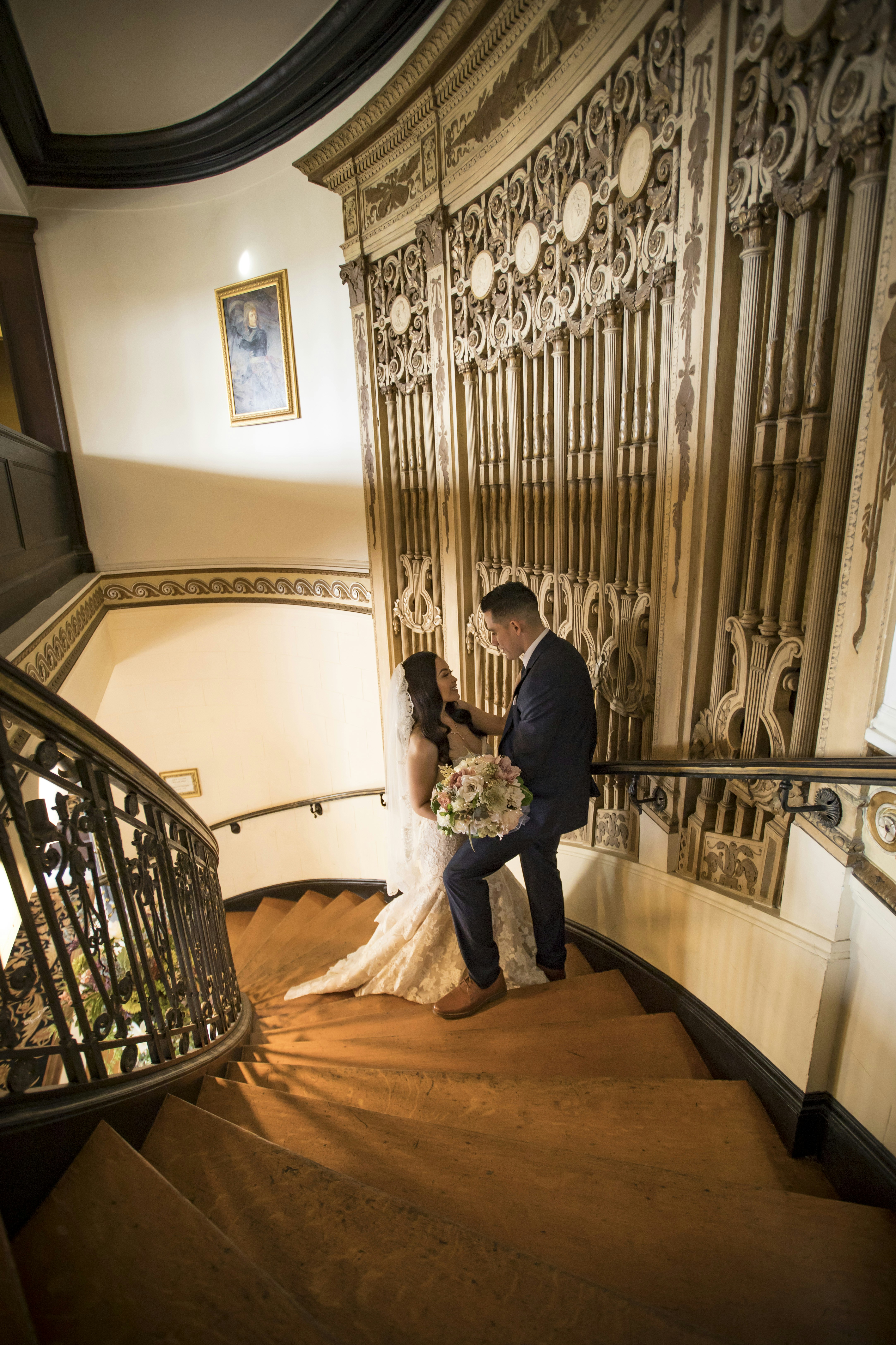 Braut und Bräutigam auf der prunkvollen Treppe