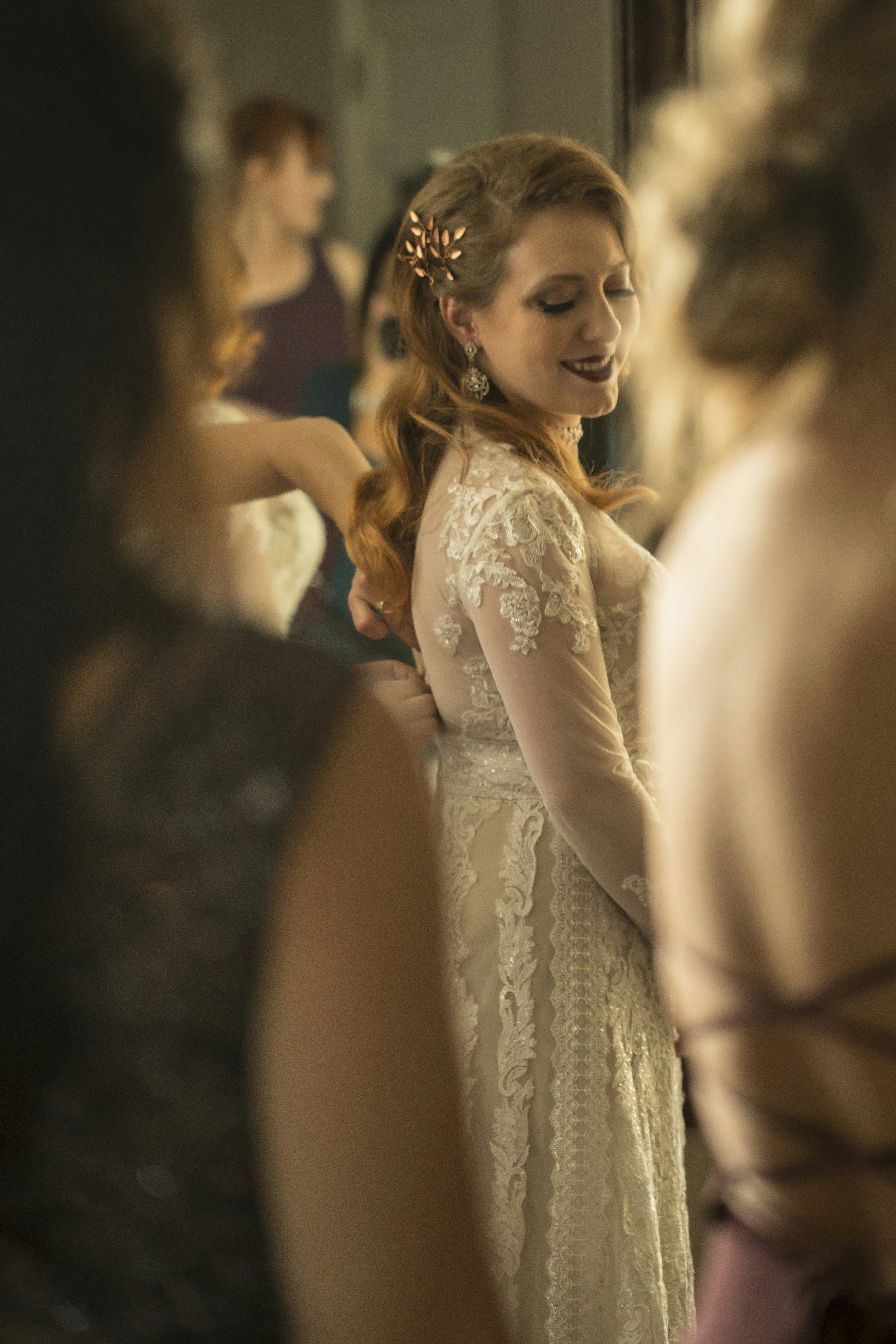 Braut macht sich fertig, Brautjungfern helfen