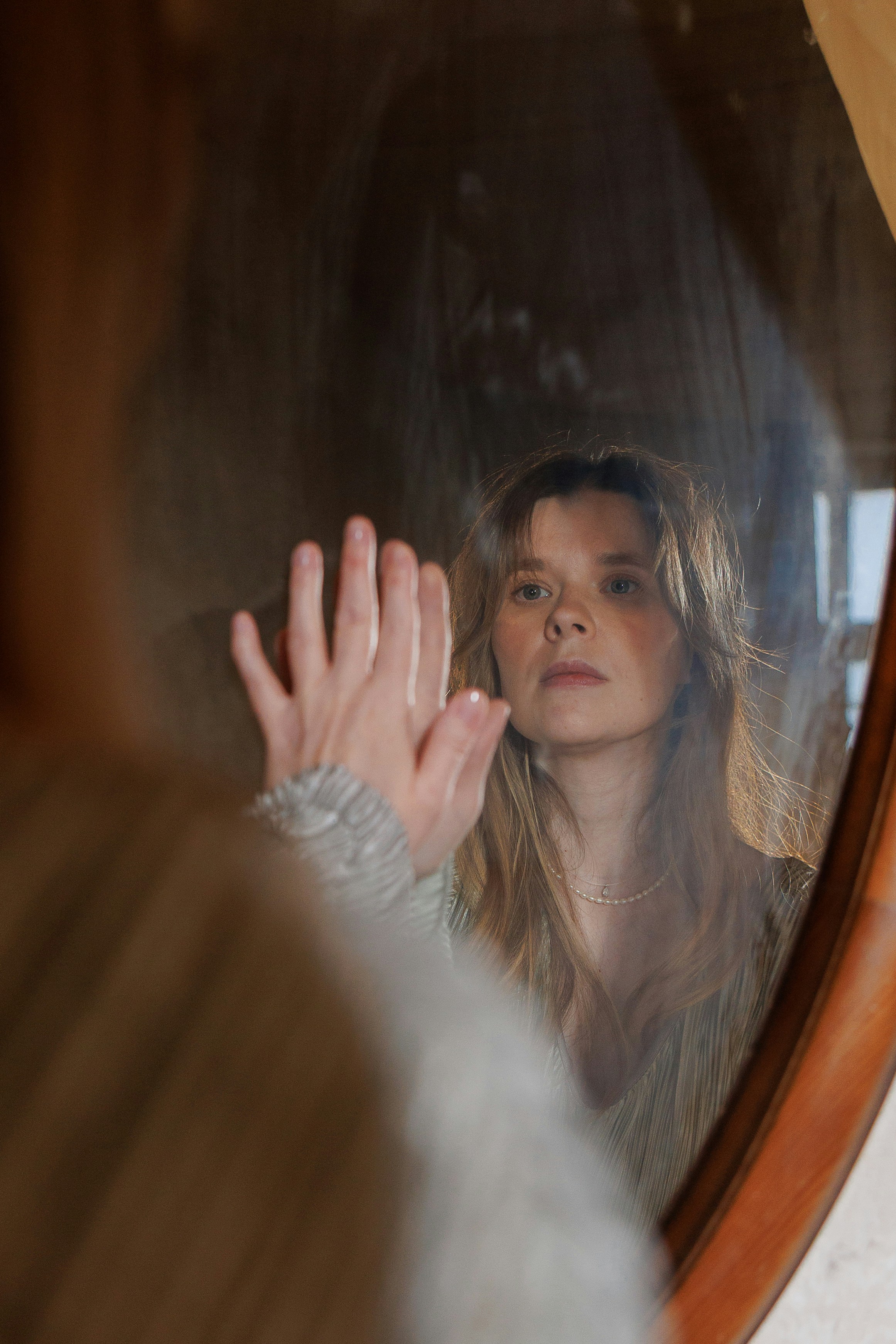 Femme se regardant dans un miroir