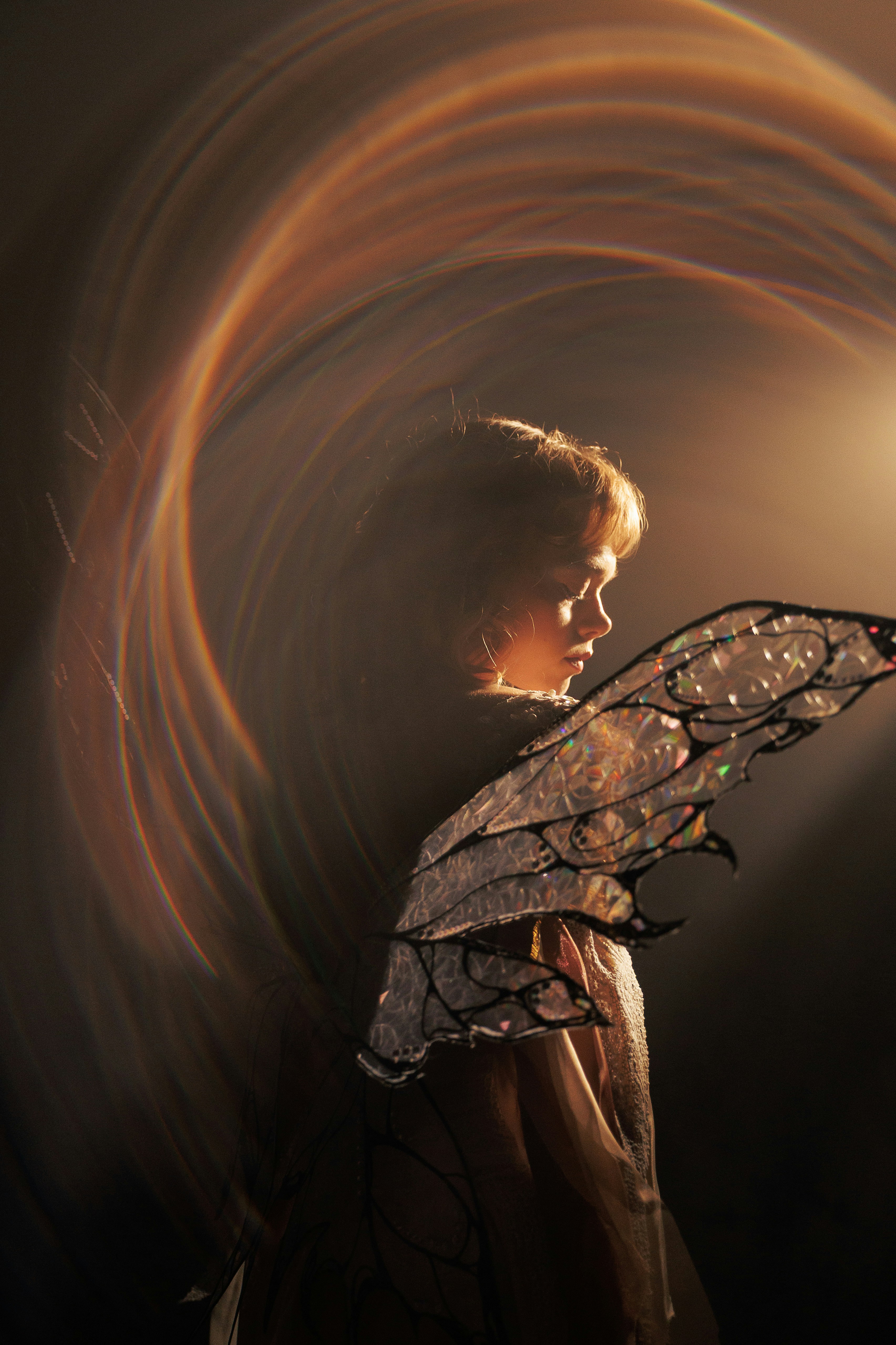 Frau mit Feenflügeln und leuchtendem Lichteffekt