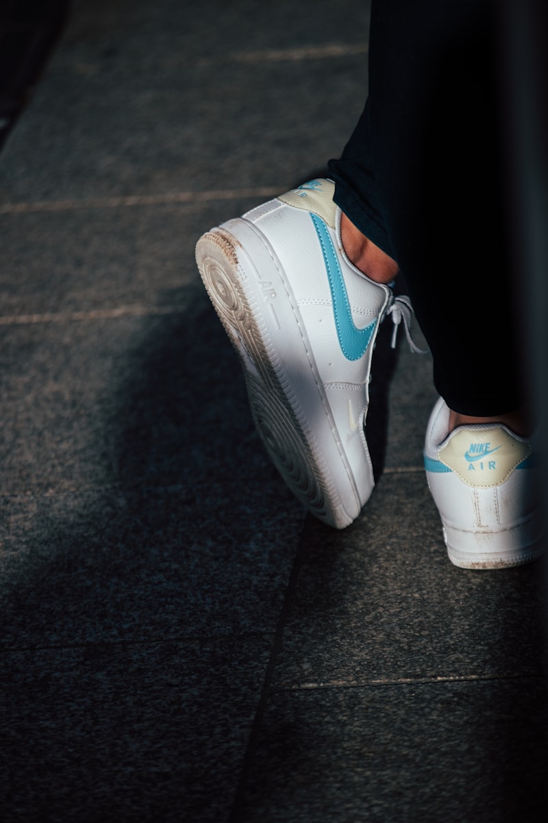 Białe sneakersy z niebieskimi akcentami