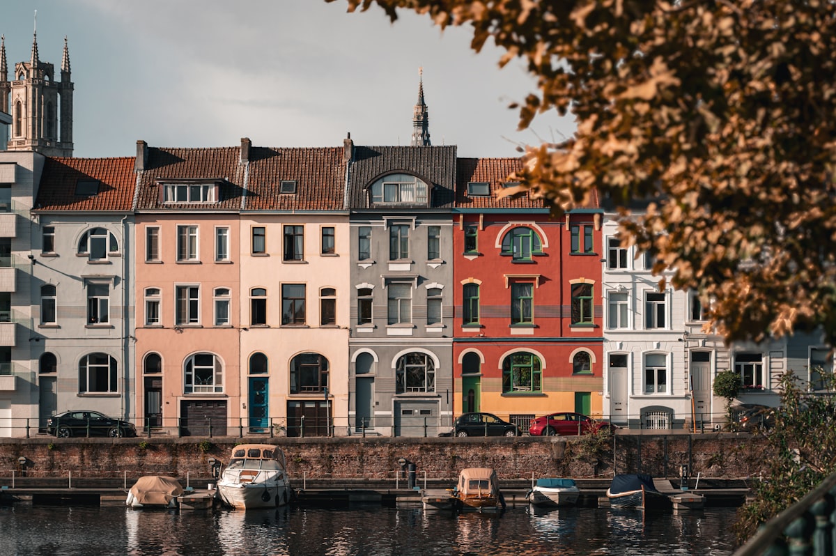 Kleurrijke historische gebouwen langs de Graslei in Gent