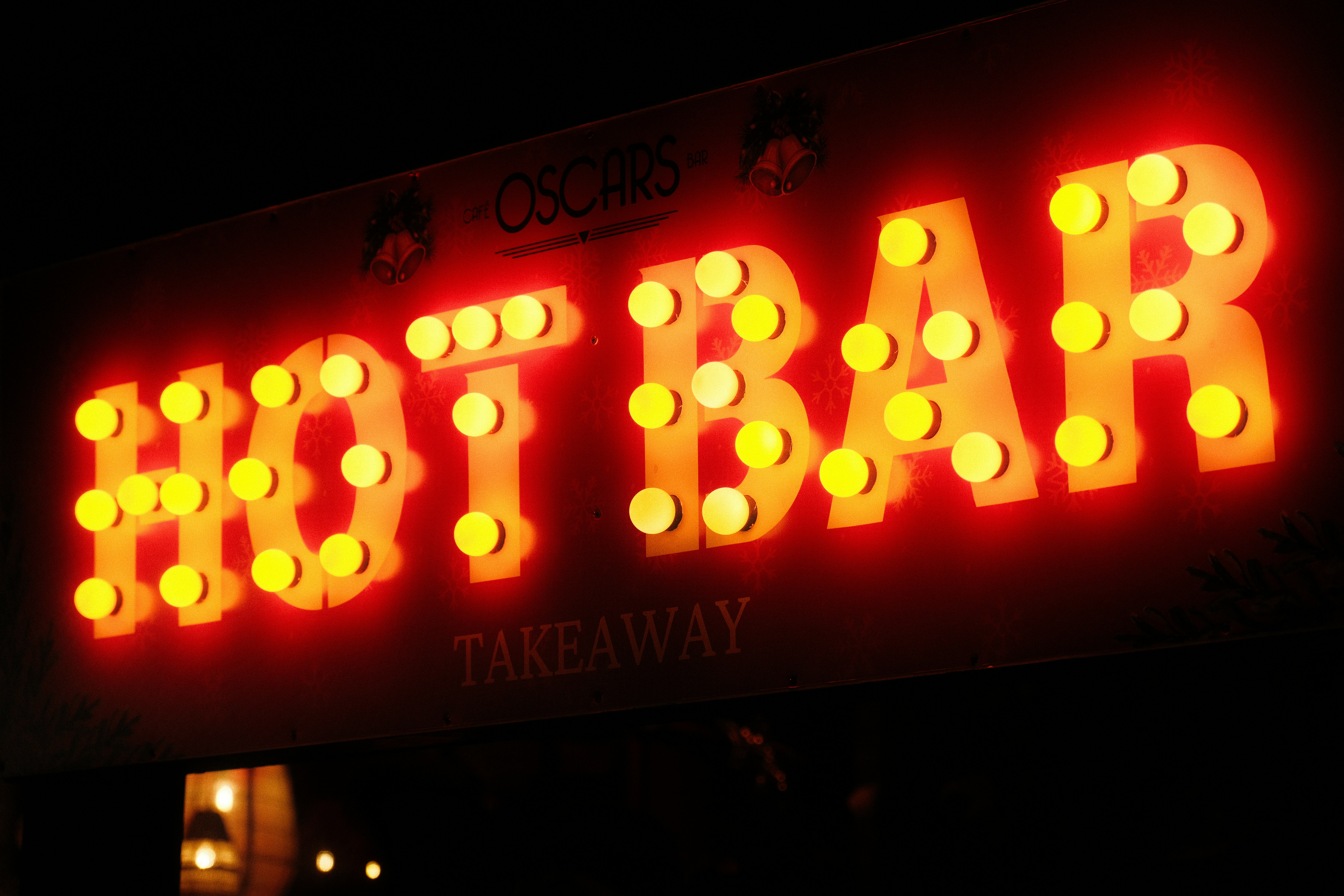 Neonschild für "Hot Bar Takeaway" nachts