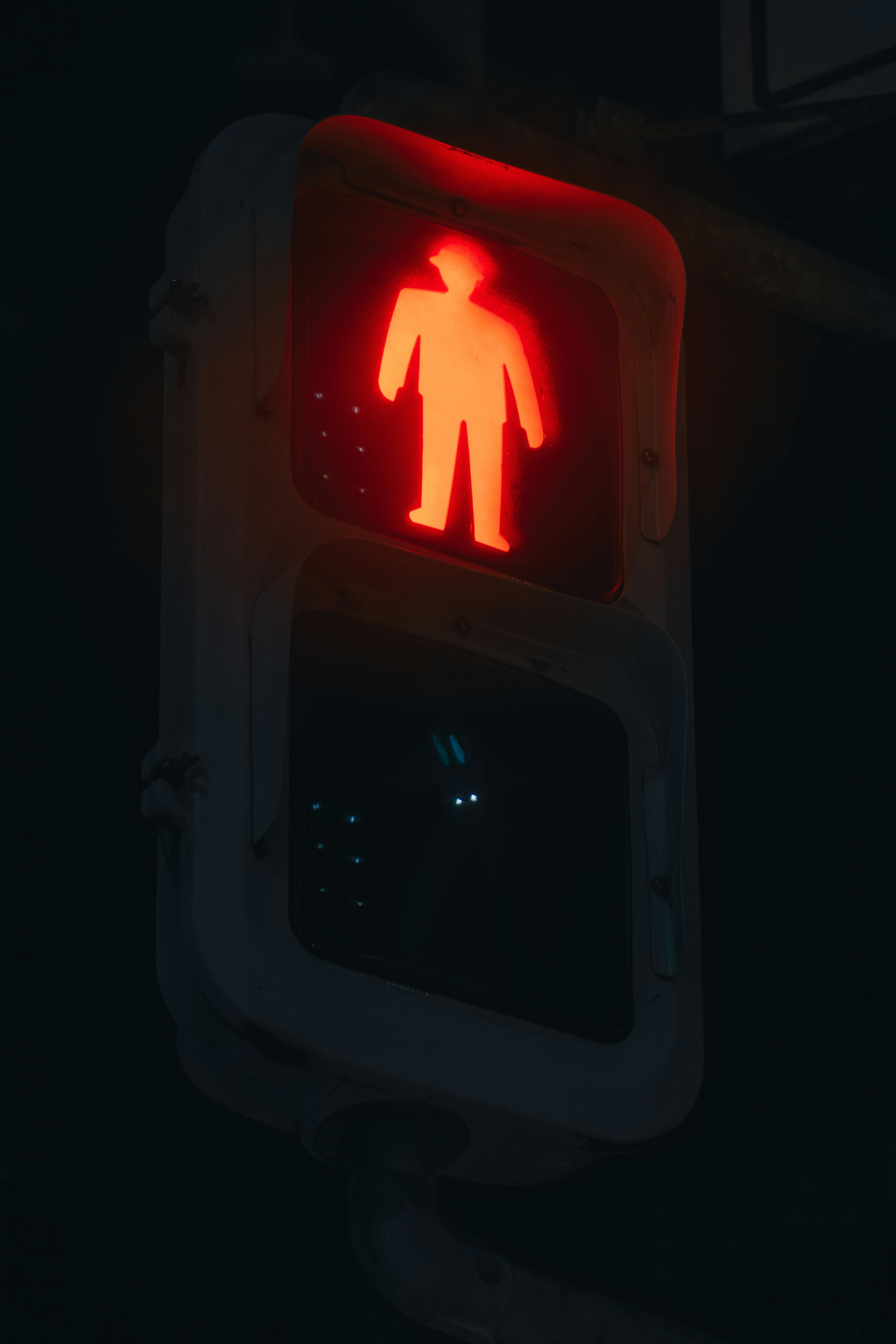 A red pedestrian signal shows a person silhouette.