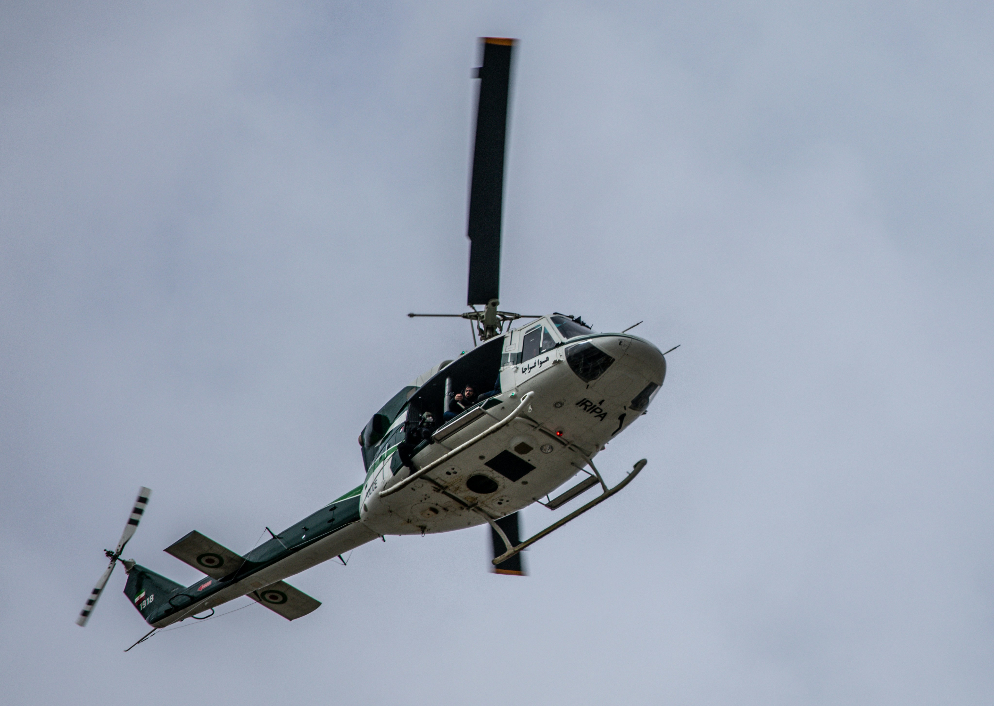 Ein Hubschrauber, der am Himmel fliegt