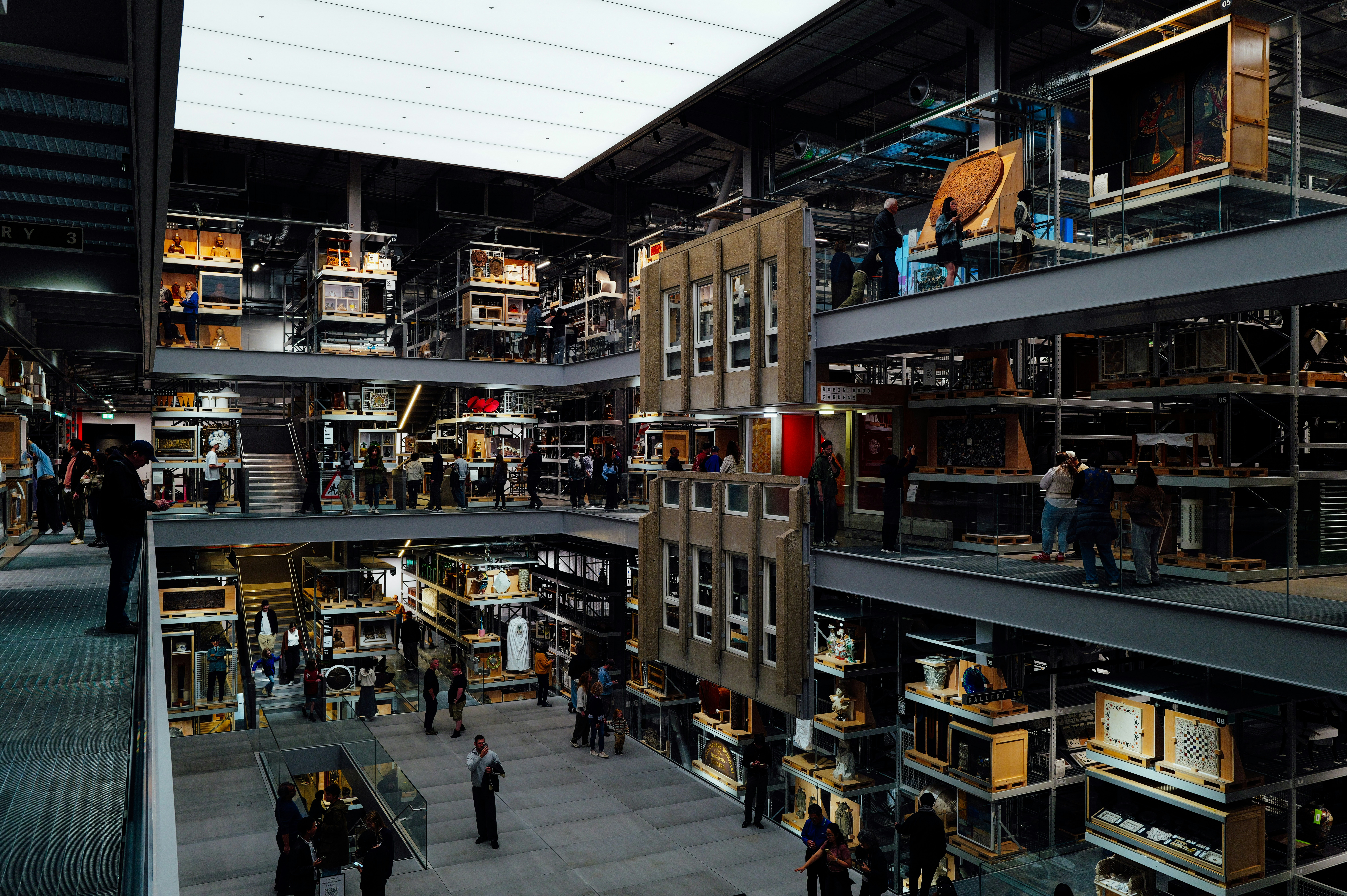 Deposito a più livelli con persone che sfogliano gli oggetti.