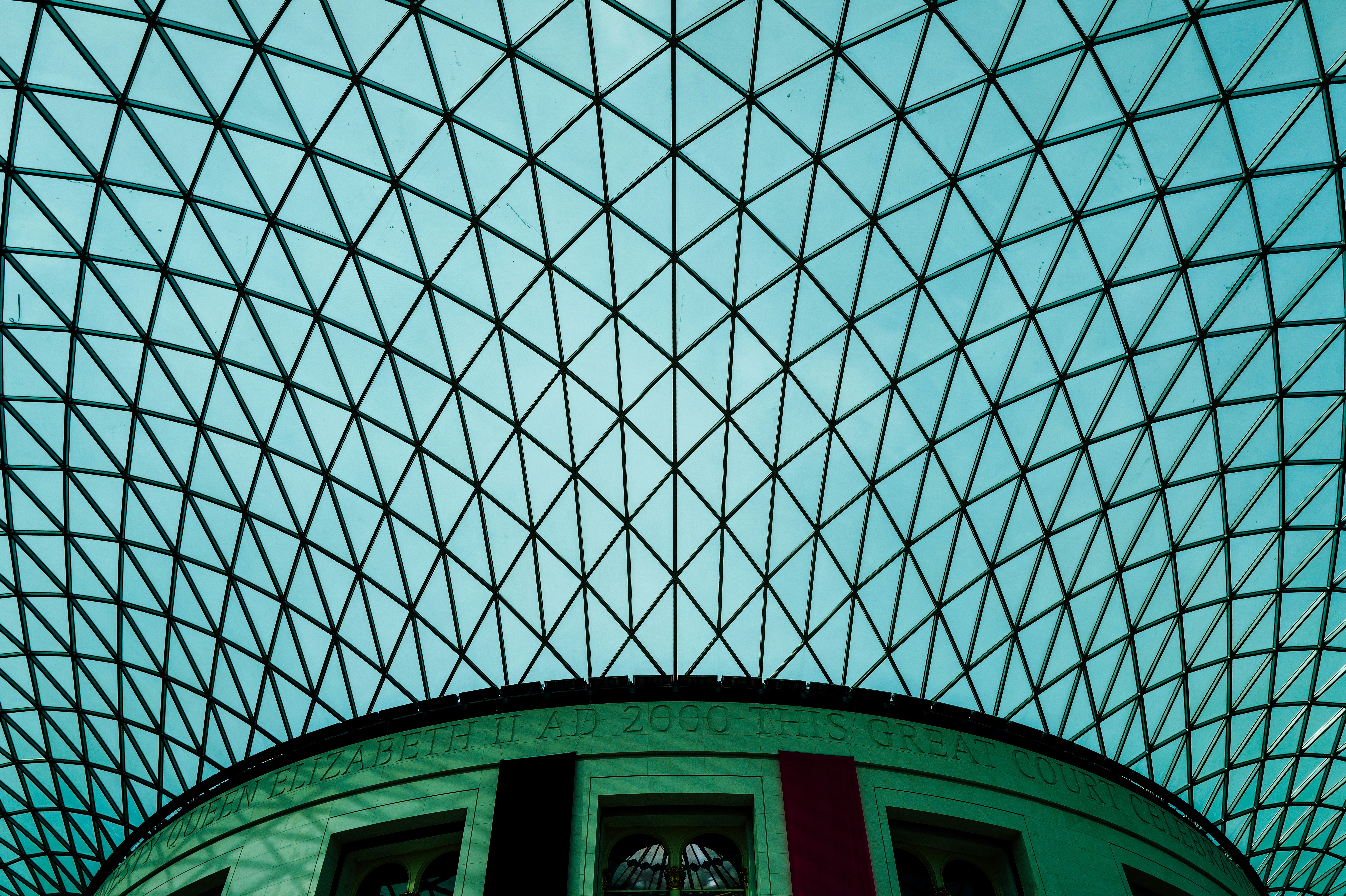 원형 건물 위에 있는 기하학적 유리 천장