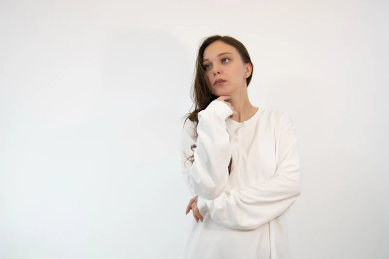 Mulher de roupa branca em estúdio claro