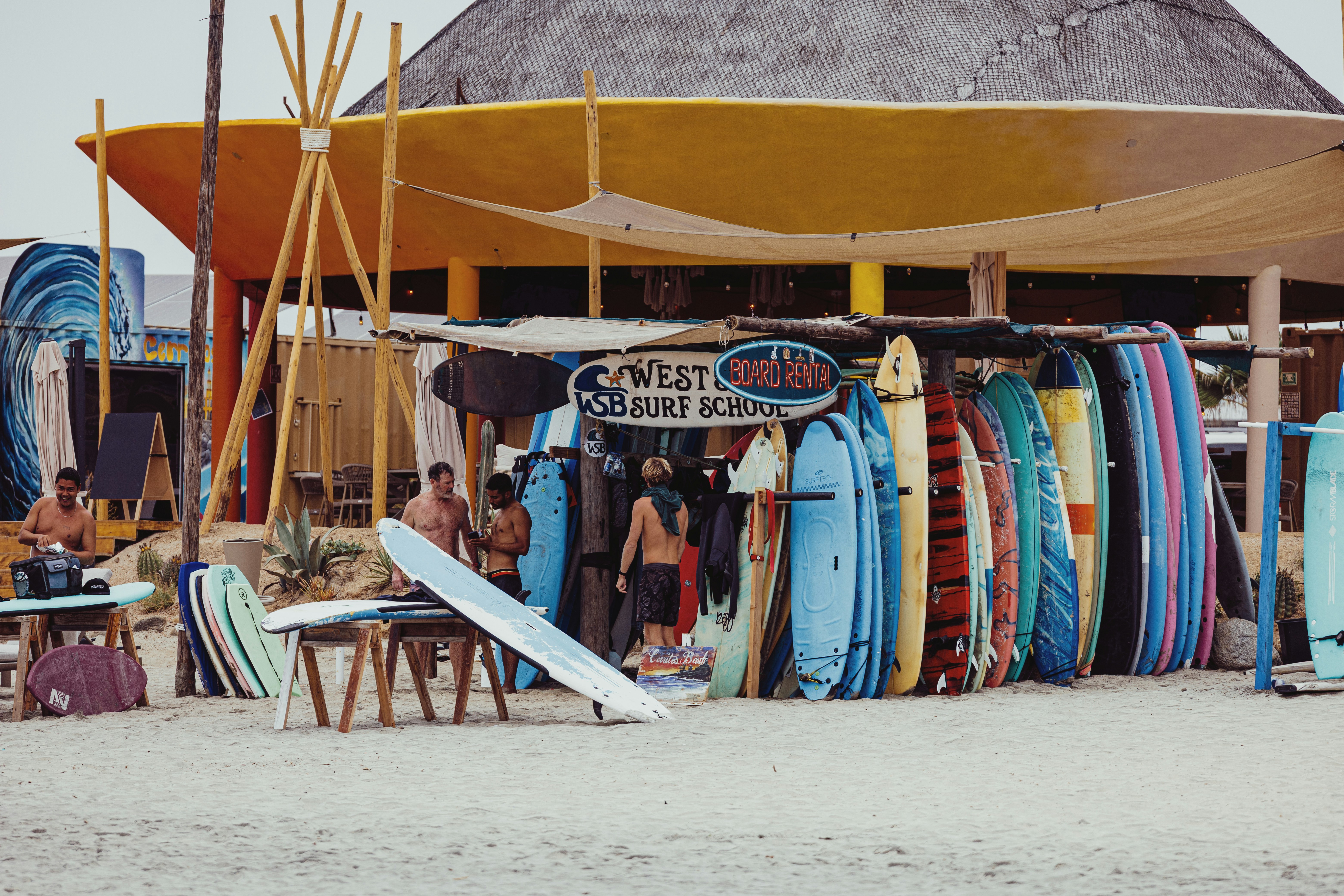 Surfbretter standen vor einem Strandladen aufgereiht.