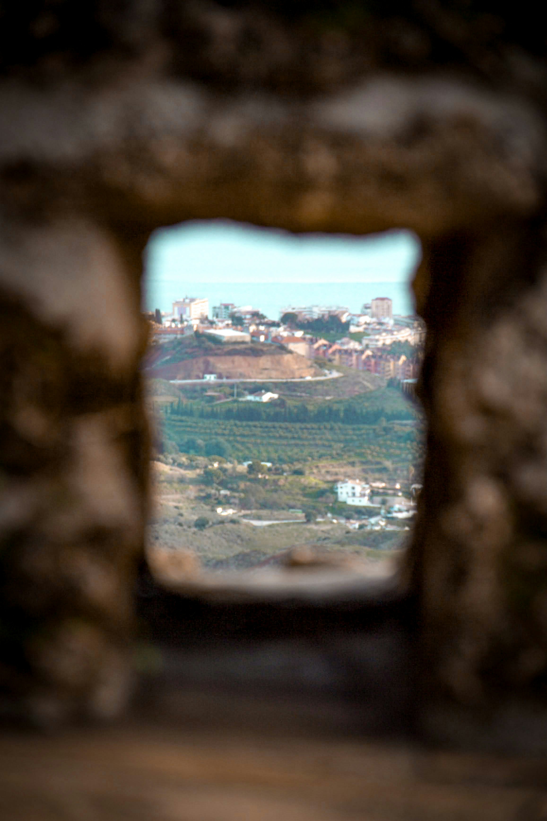 Vue d’une ville à travers une ouverture en pierre