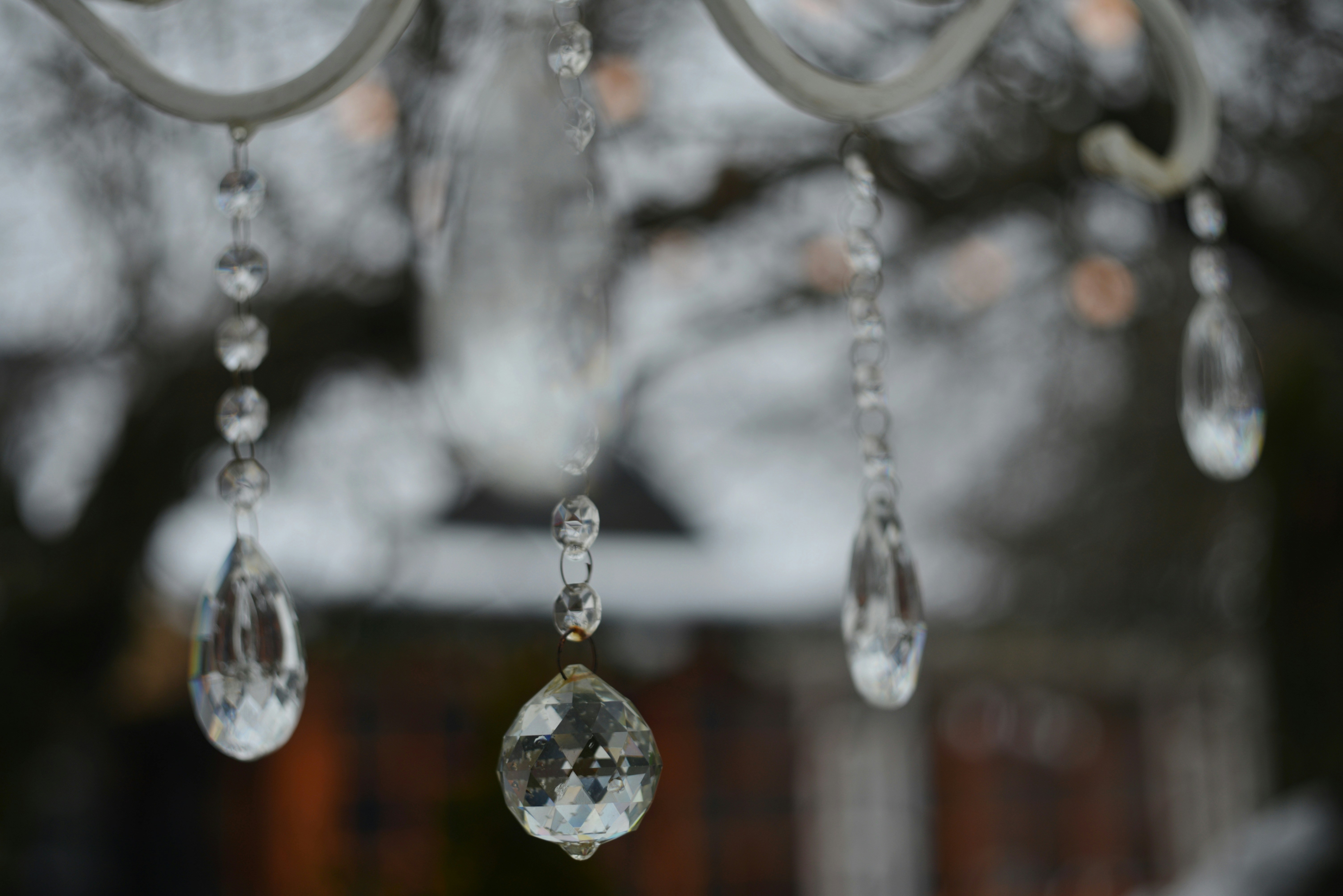 Ornements en cristal suspendus à une structure blanche