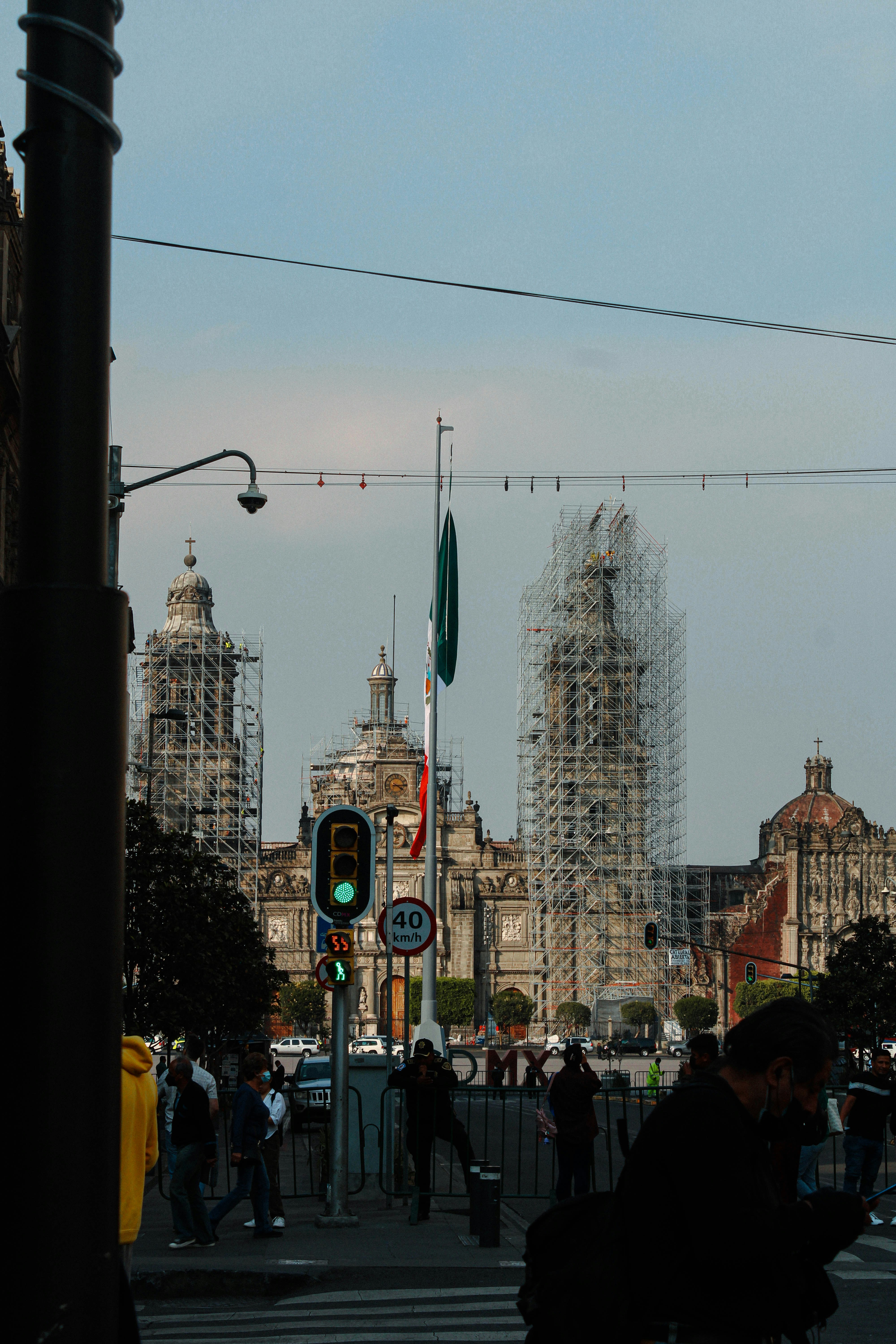 Gebäude im Bau mit Gerüst und Ampel.